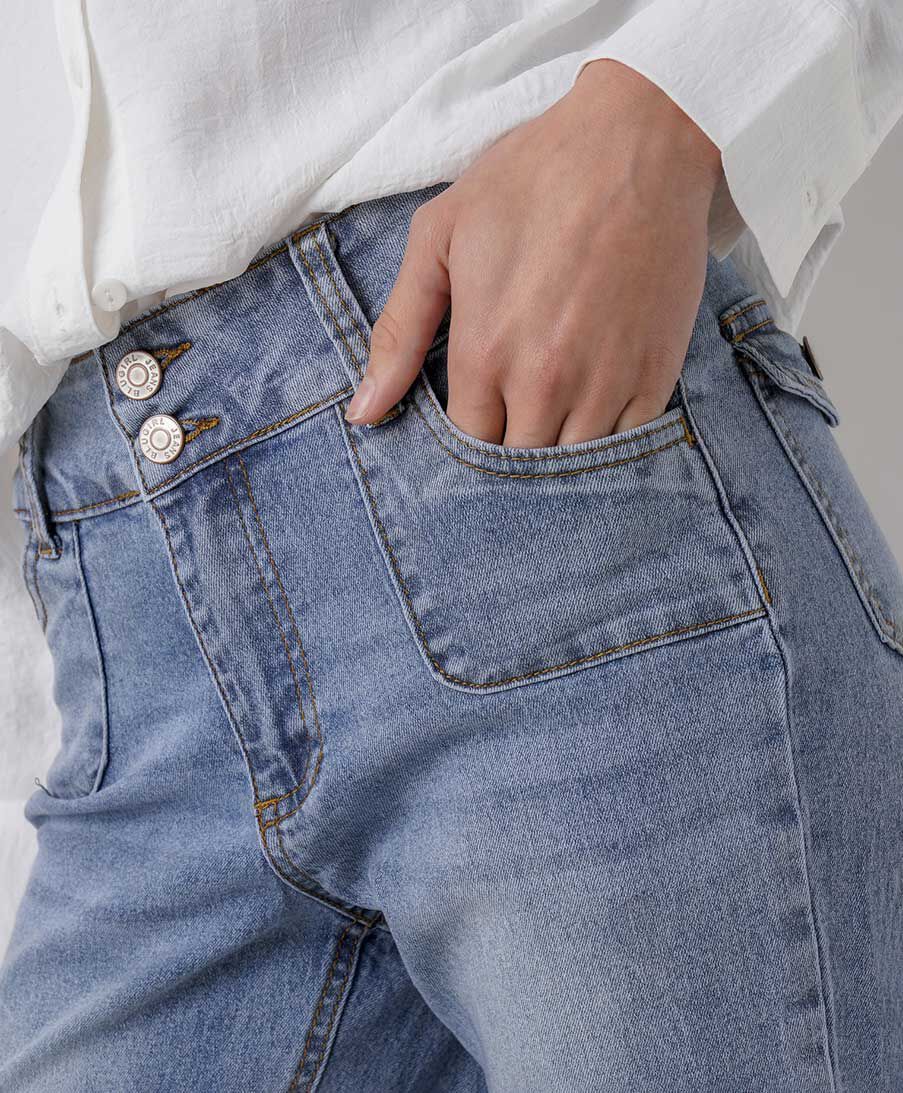 Jeans mujer flare bolsillos peque&ntilde;os