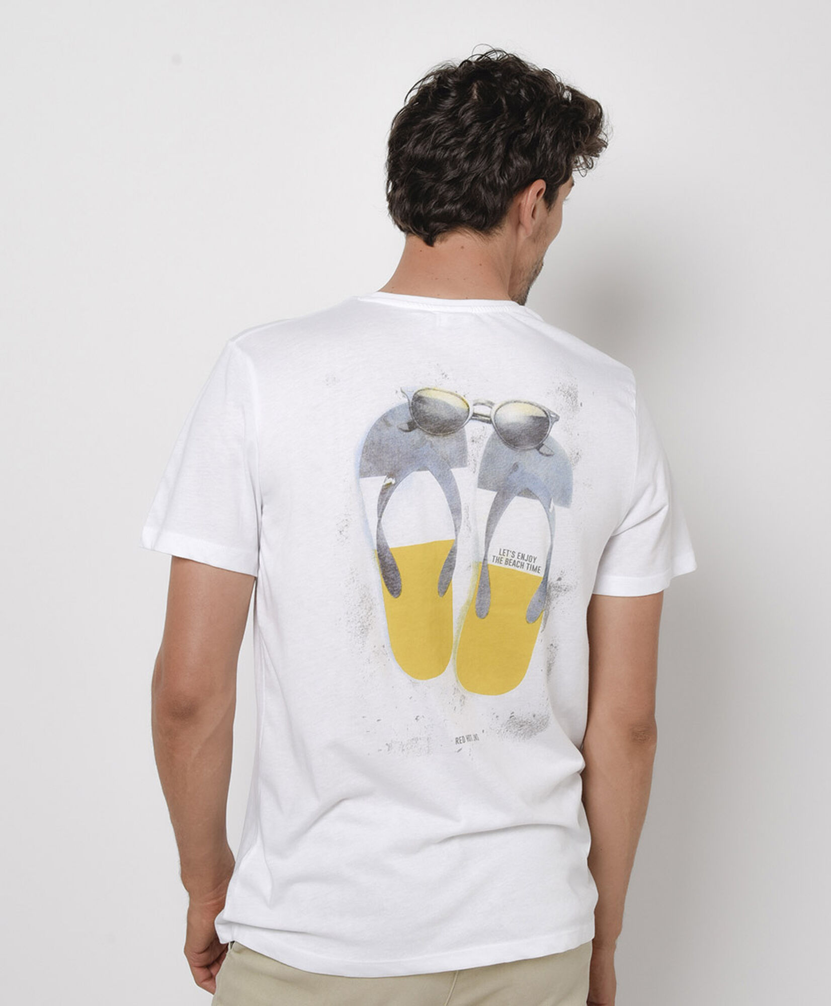 Polera hombre estampado sandalias Polera hombre estampado sandalias