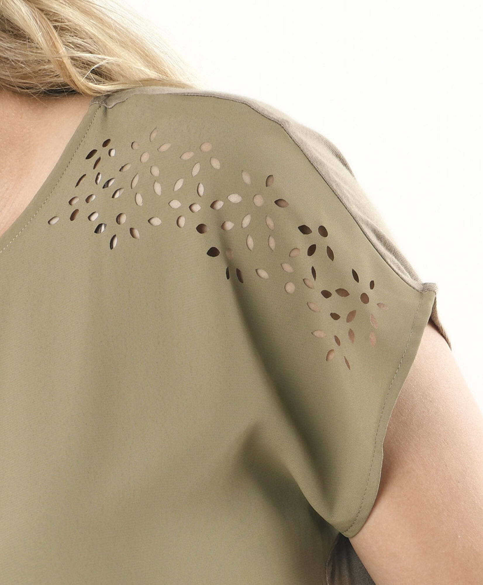 Polera mujer diseño perforado larga Polera mujer diseño perforado larga