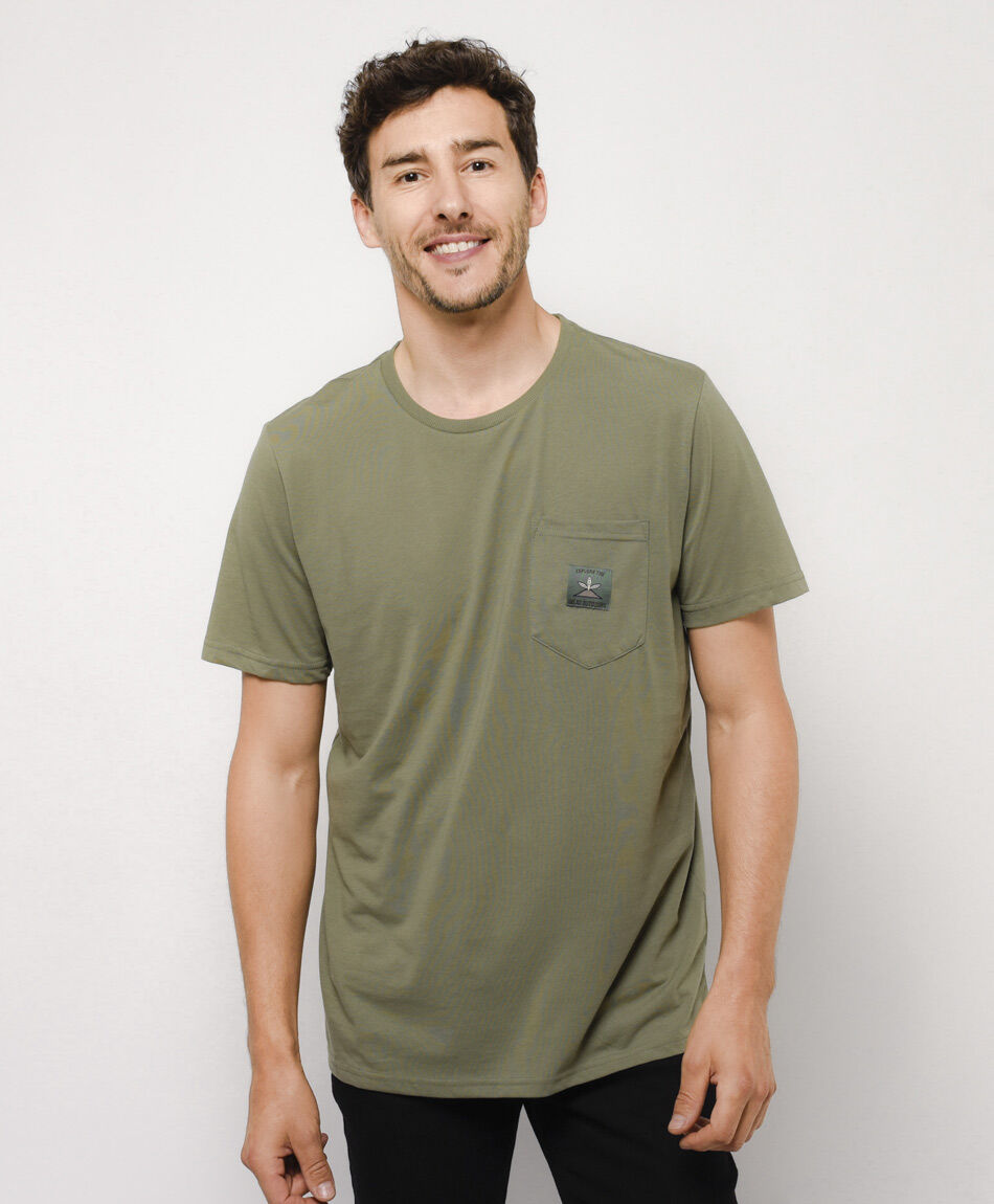 Polera hombre bolsillo parche