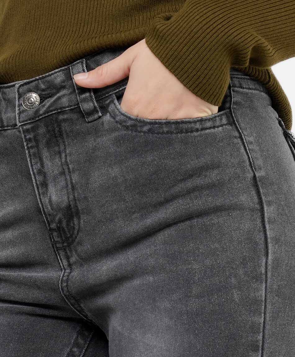 Jeans mujer flare bolsillo bordado