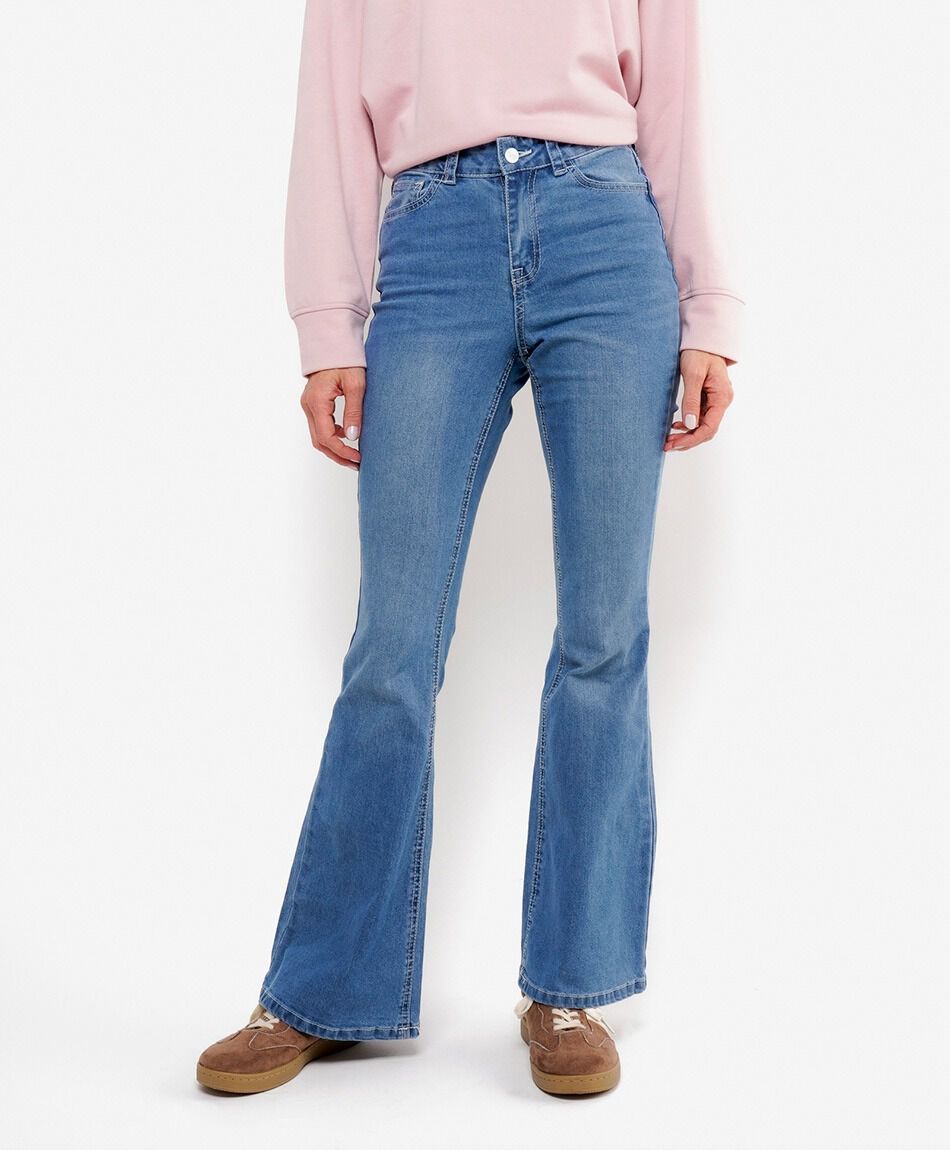 Jeans mujer flare bolsillo bordado