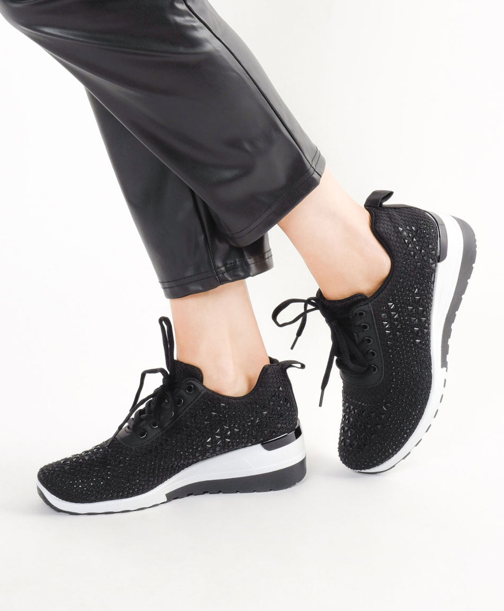 Zapatilla mujer negra piedras Zapatilla mujer negra piedras