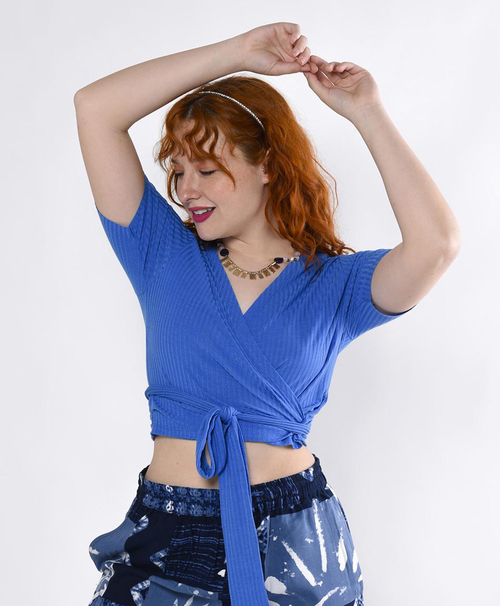 Polera ajustada manga corta cuello cruzado Polera ajustada manga corta cuello cruzado