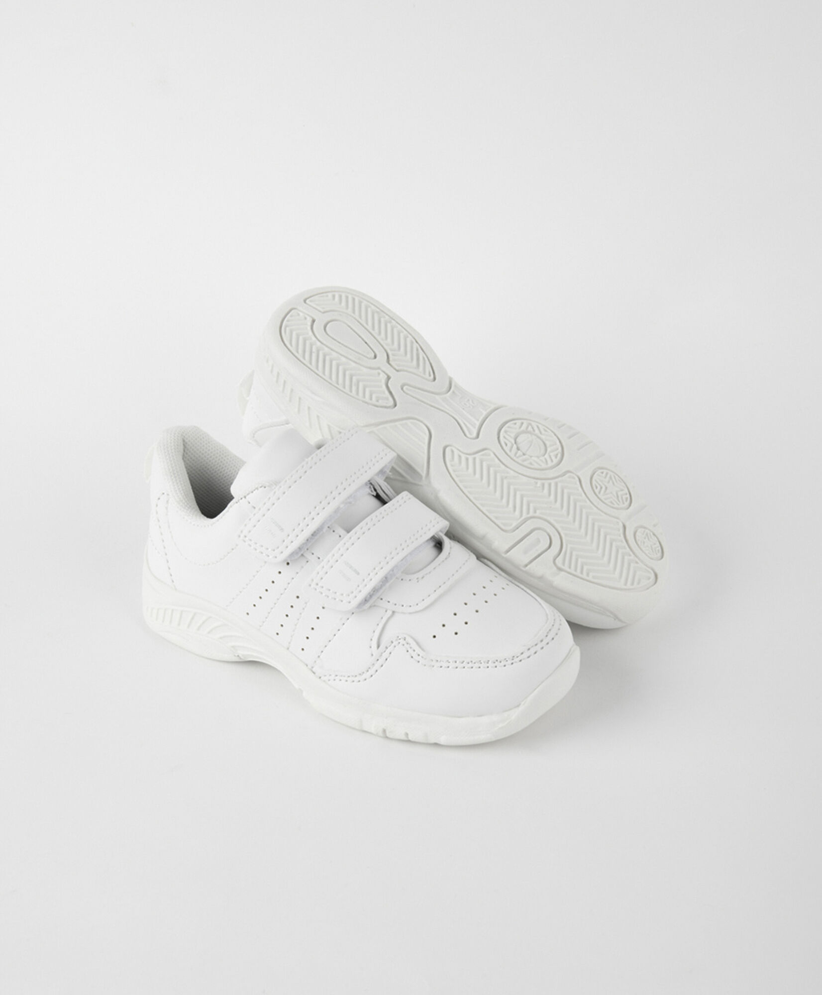 Zapatilla escolar (26 a 34) blanca velcros Zapatilla escolar (26 a 34) blanca velcros