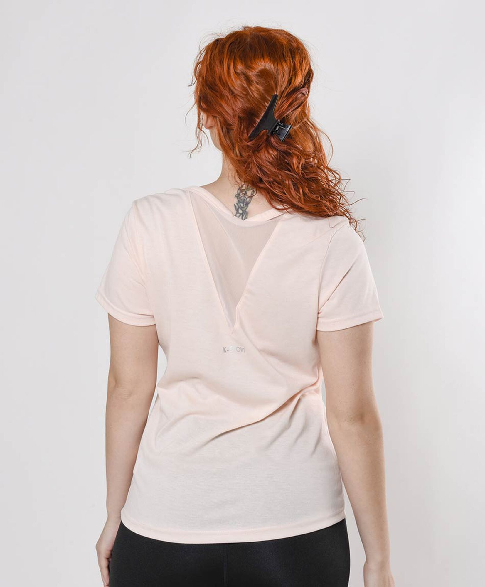 Polera deportiva mujer espalda mesh en v Polera deportiva mujer espalda mesh en v