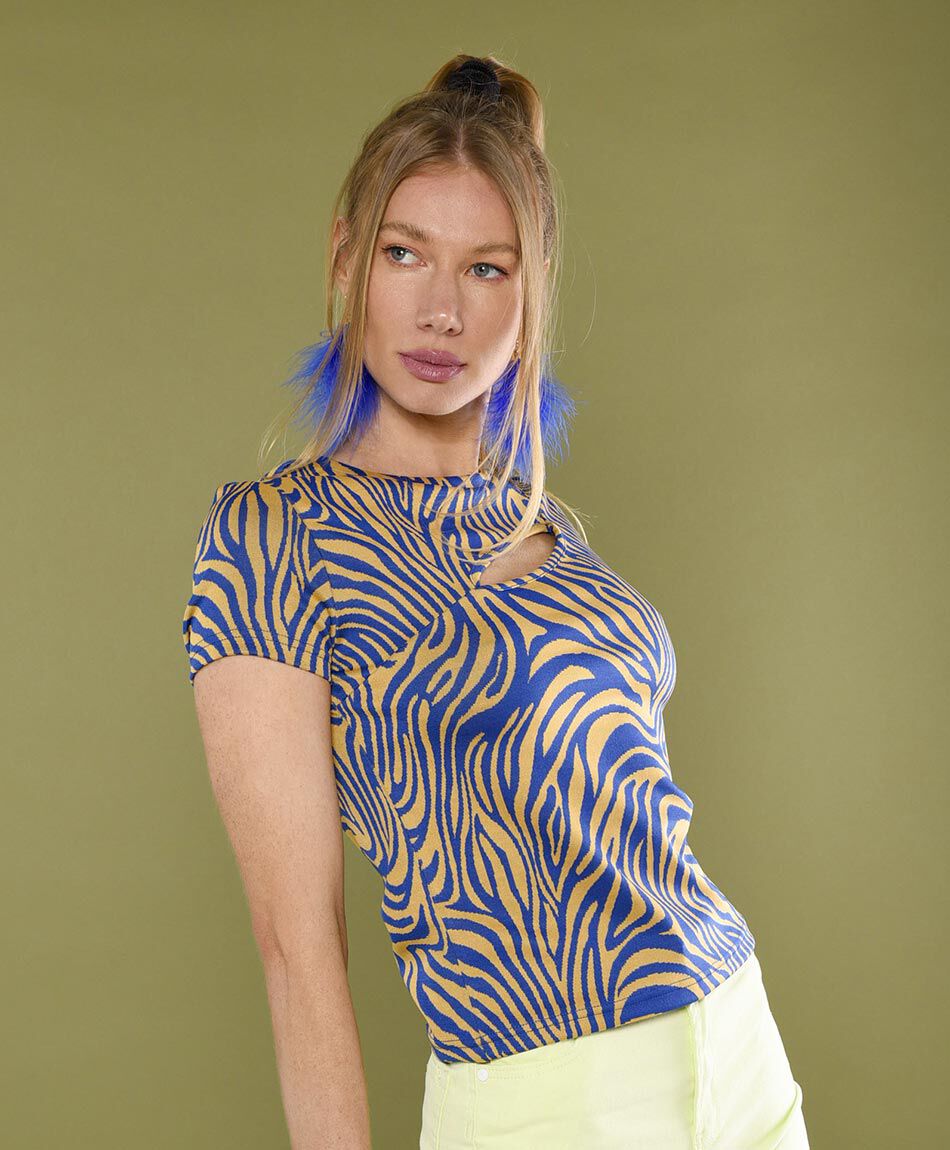 Polera ajustada manga corta cuello redondo