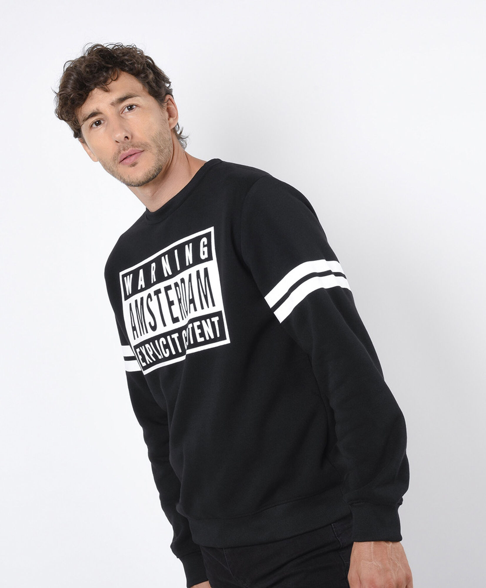 Polerón hombre estampado y líneas Polerón hombre estampado y líneas