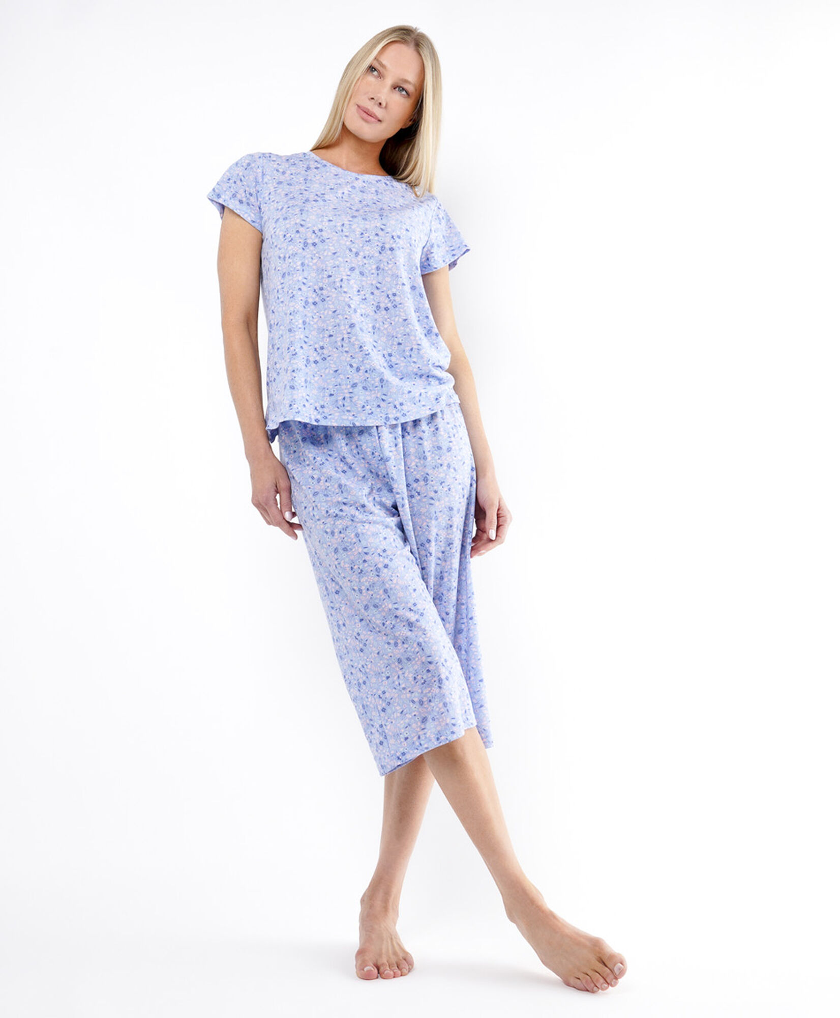 Pijama mujer capri floreado azul Pijama mujer capri floreado azul