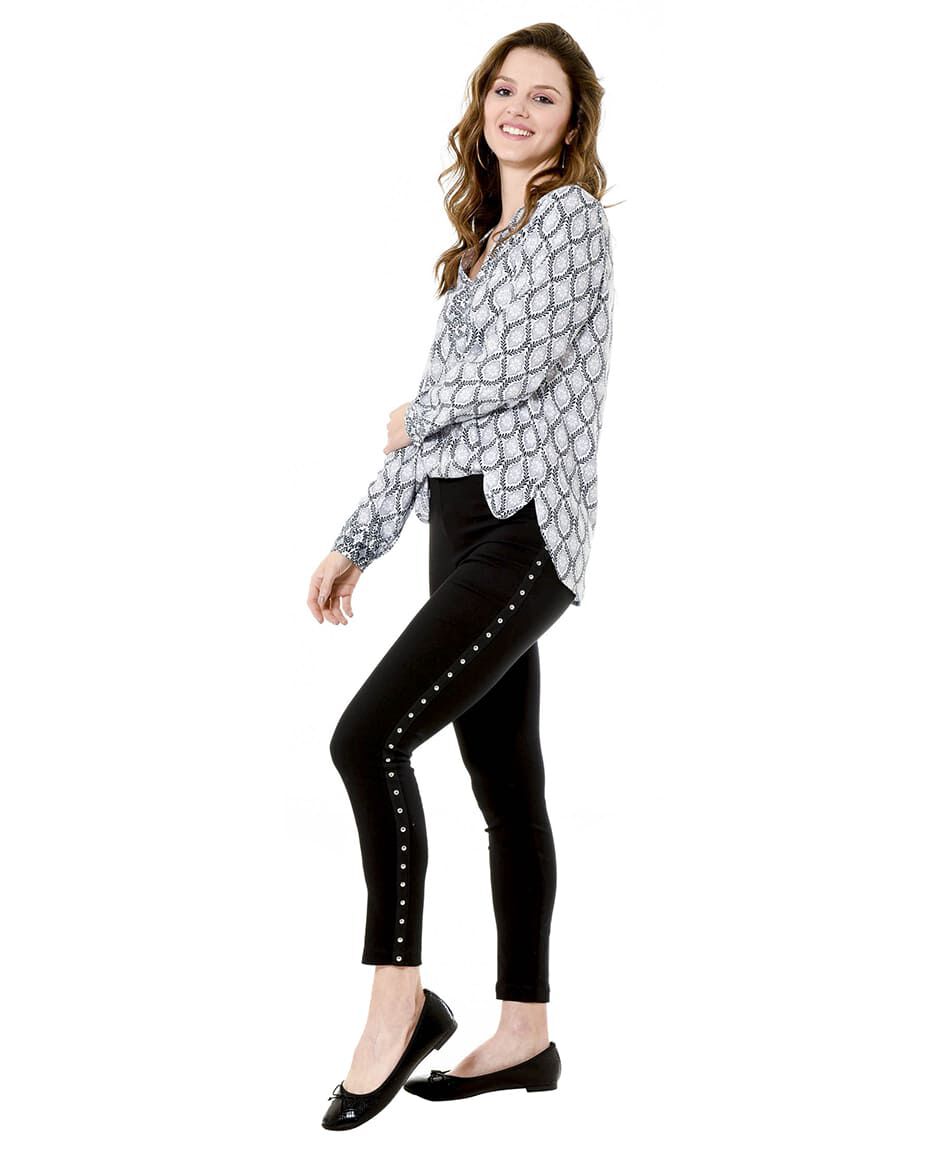 Pantalon elasticado tachas