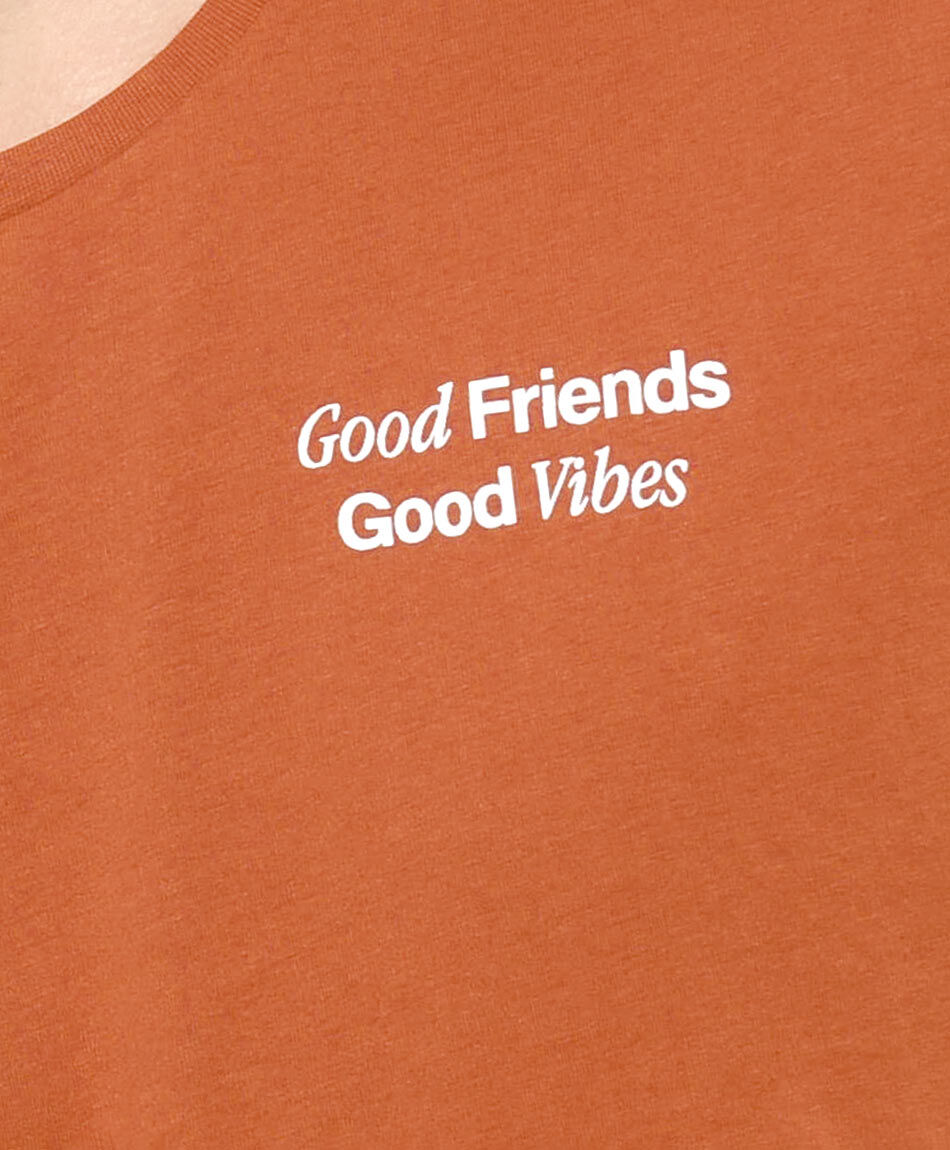 Polera hombre doble estampado good vibes