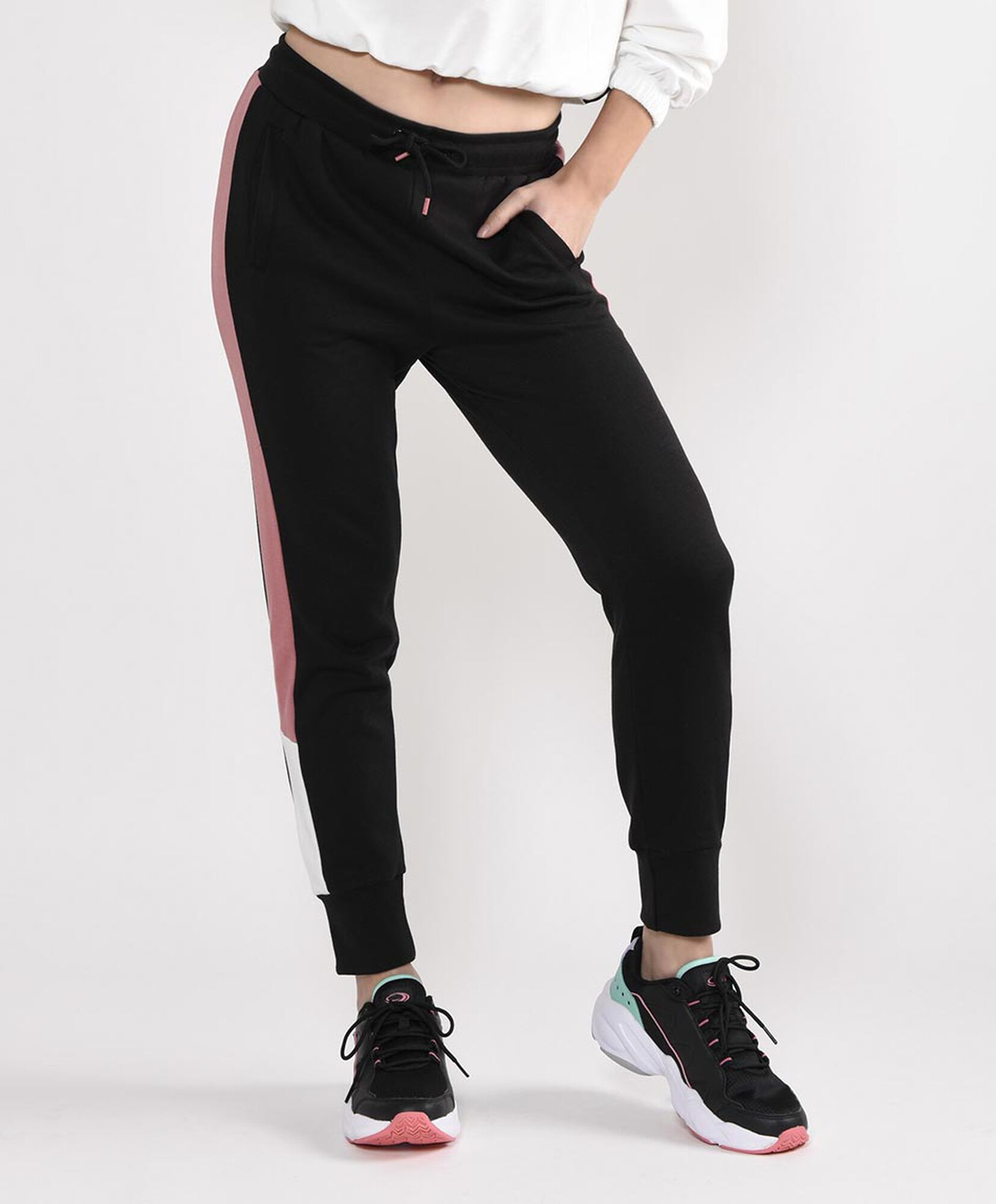 Pantalón de buzo tiro alto slim fit Pantalón de buzo tiro alto slim fit