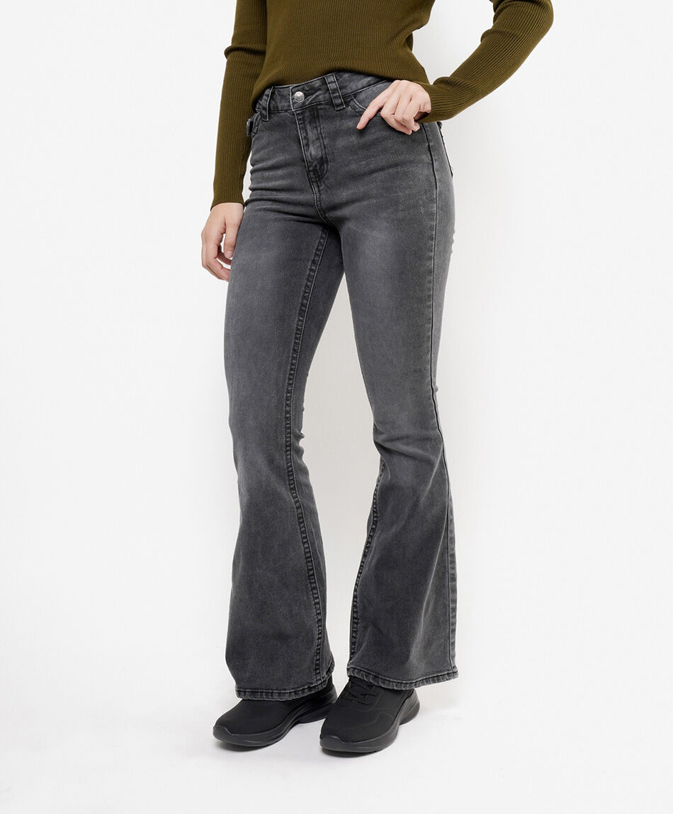 Jeans mujer flare bolsillo bordado