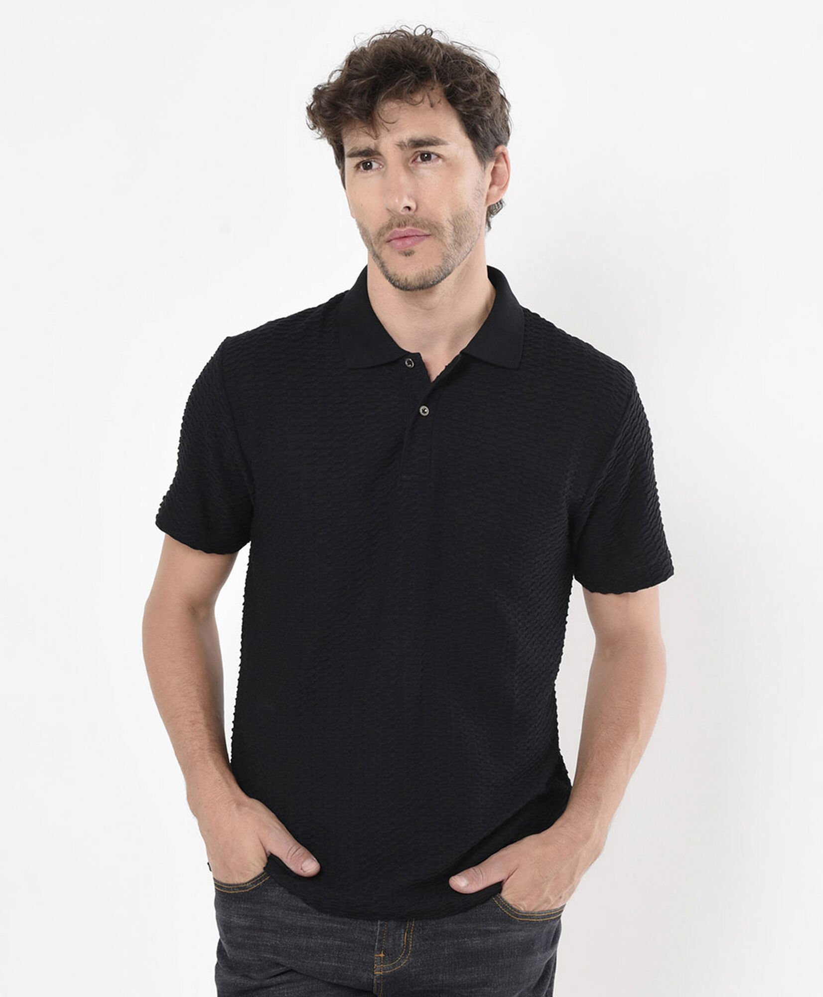 Polera hombre texturizada cuello piqué Polera hombre texturizada cuello piqué