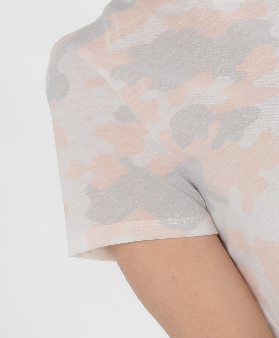 Polera mujer estampado camuflaje rosa