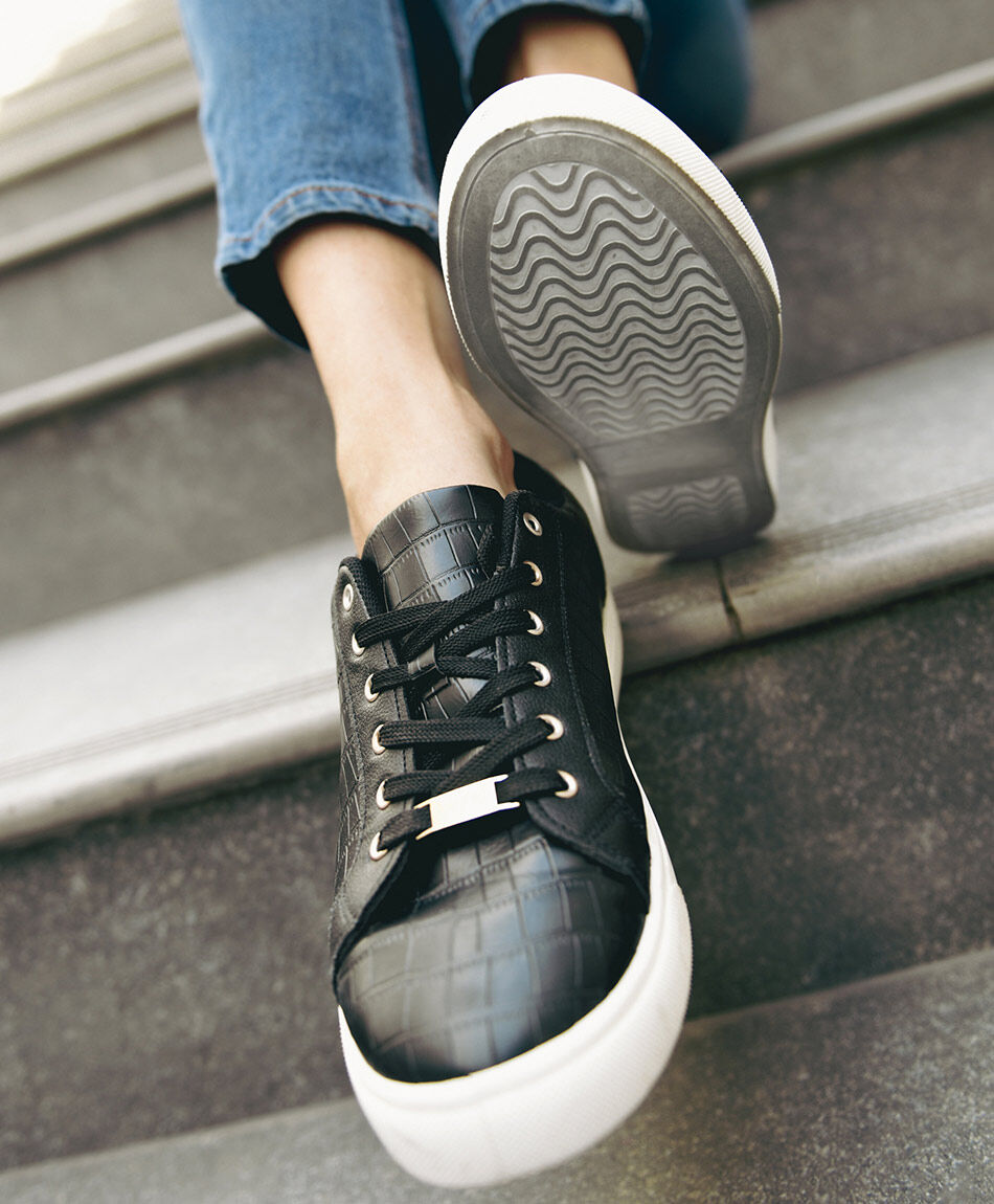 Zapatilla mujer detalles dorados