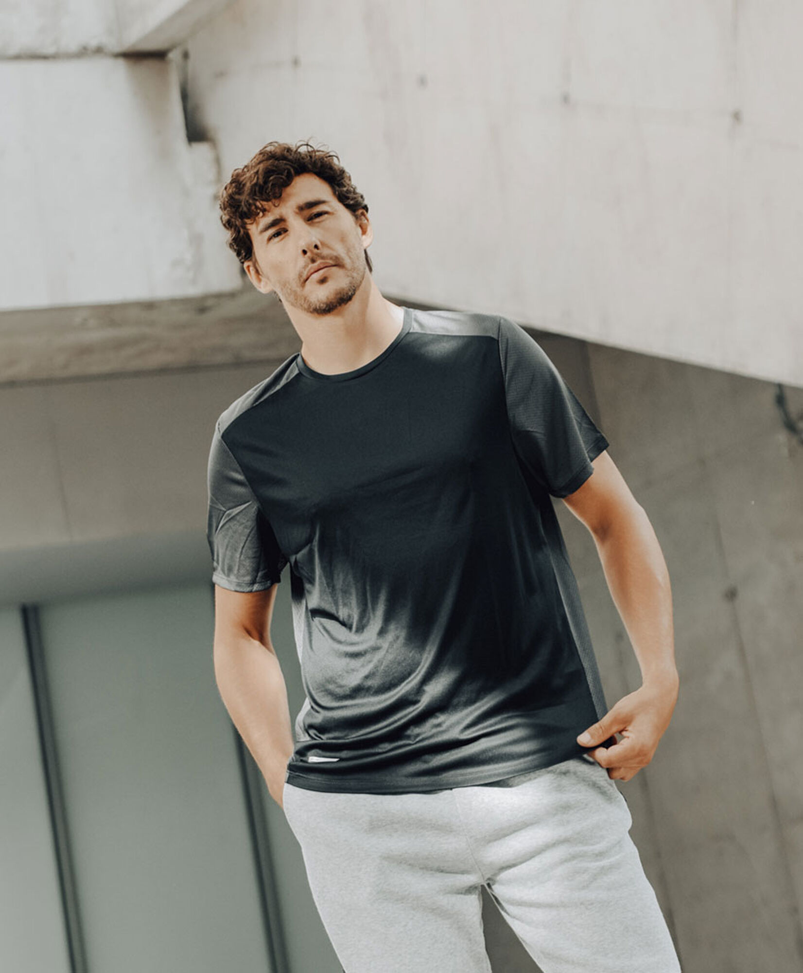Polera deportiva hombre gris Polera deportiva hombre gris