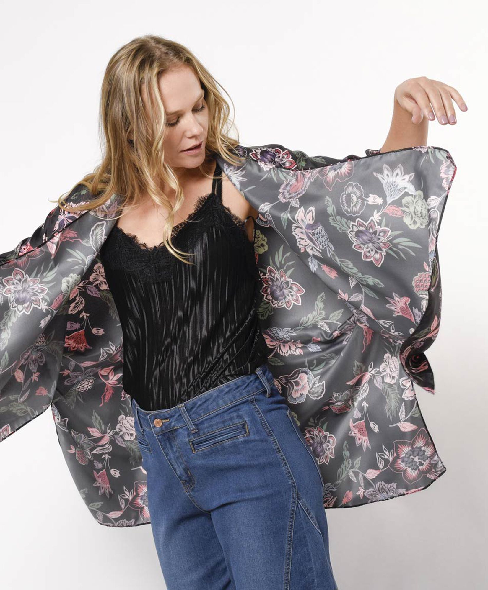 Pareo mujer floreado estilo satín Pareo mujer floreado estilo satín