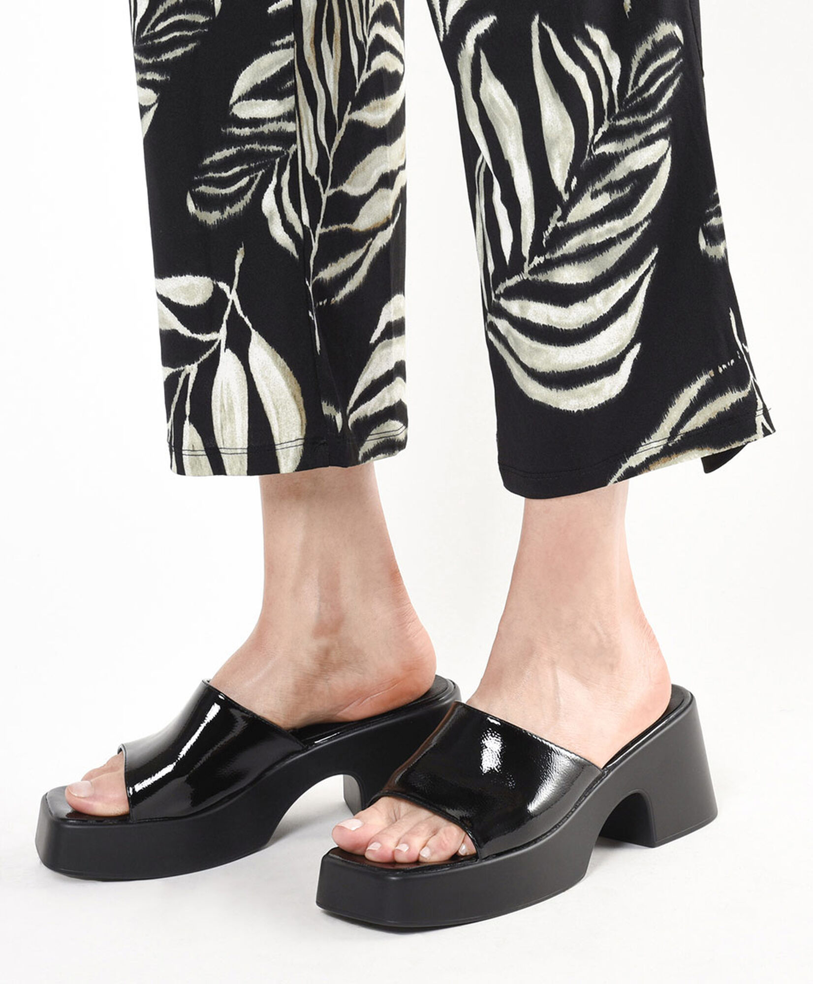 Sandalia mujer charol taco medio Sandalia mujer charol taco medio