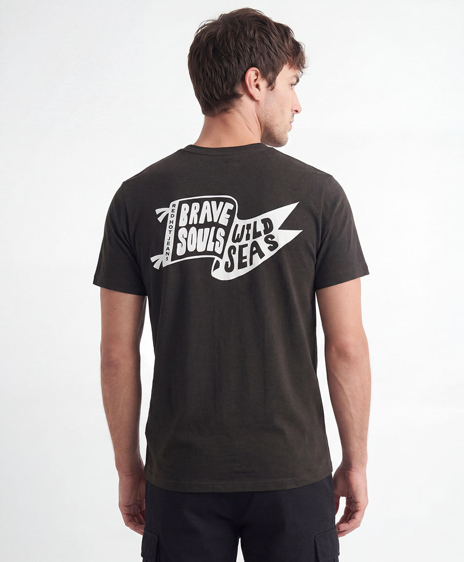 Polera hombre estampado adventure flags