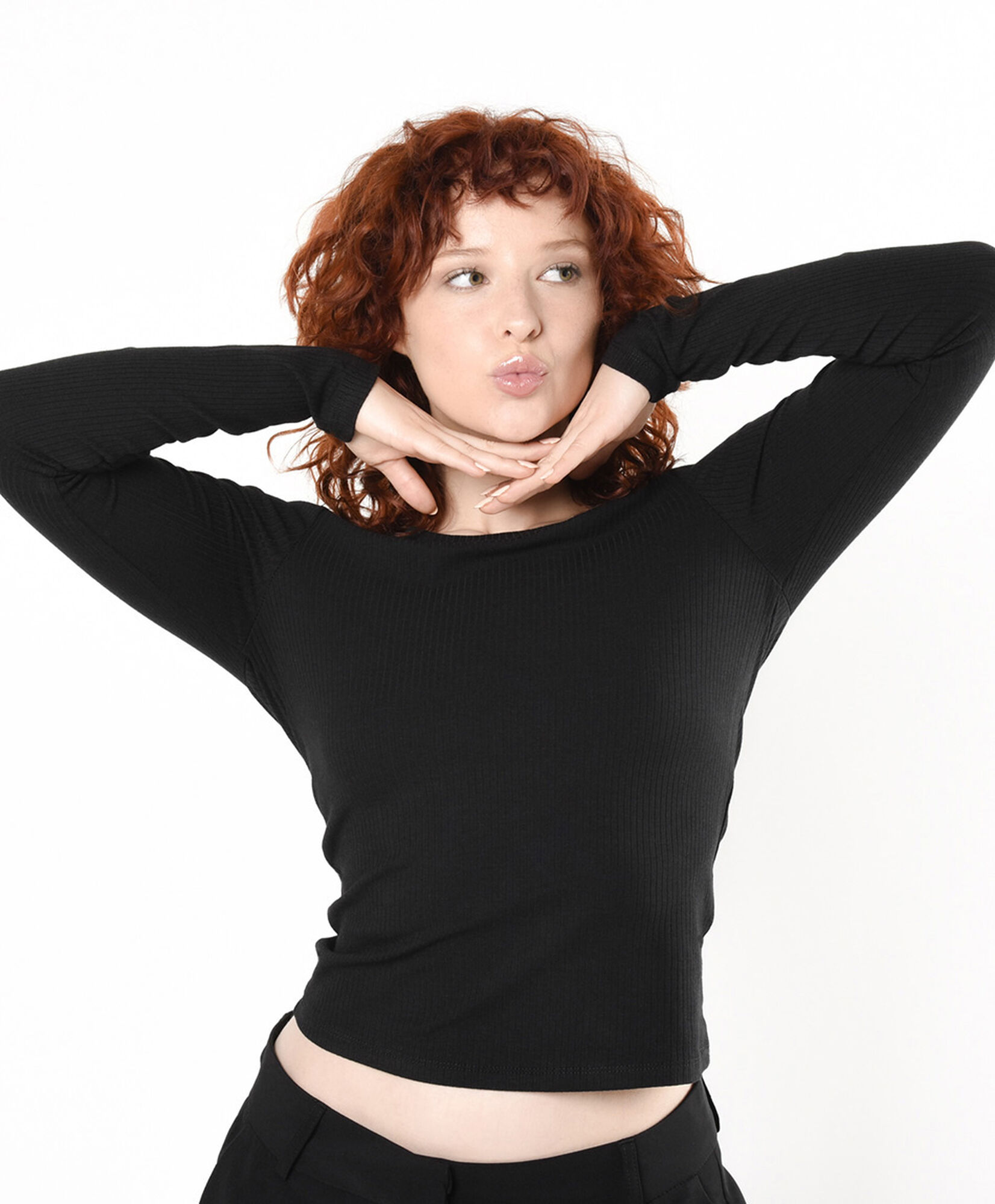 Polera mujer acanalada básica negra Polera mujer acanalada básica negra
