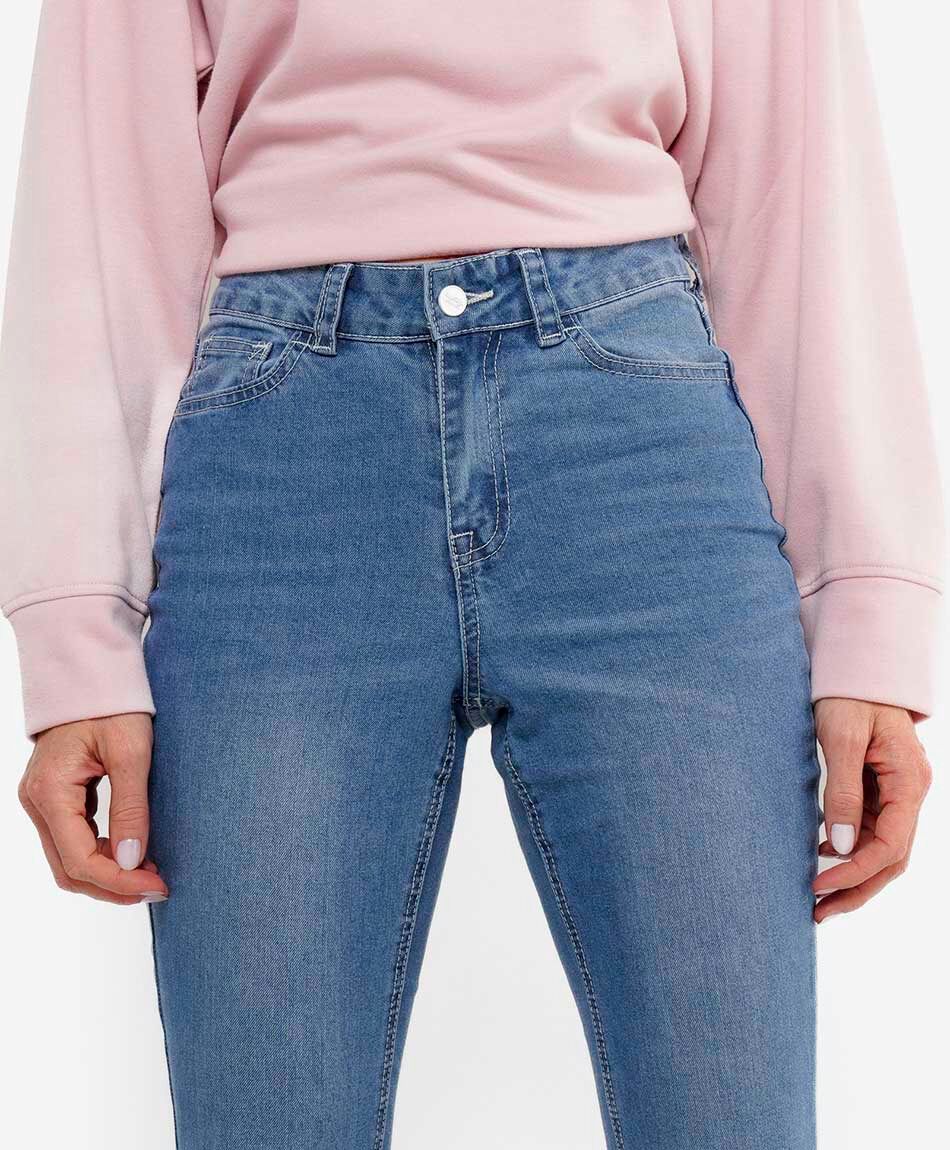 Jeans mujer flare bolsillo bordado
