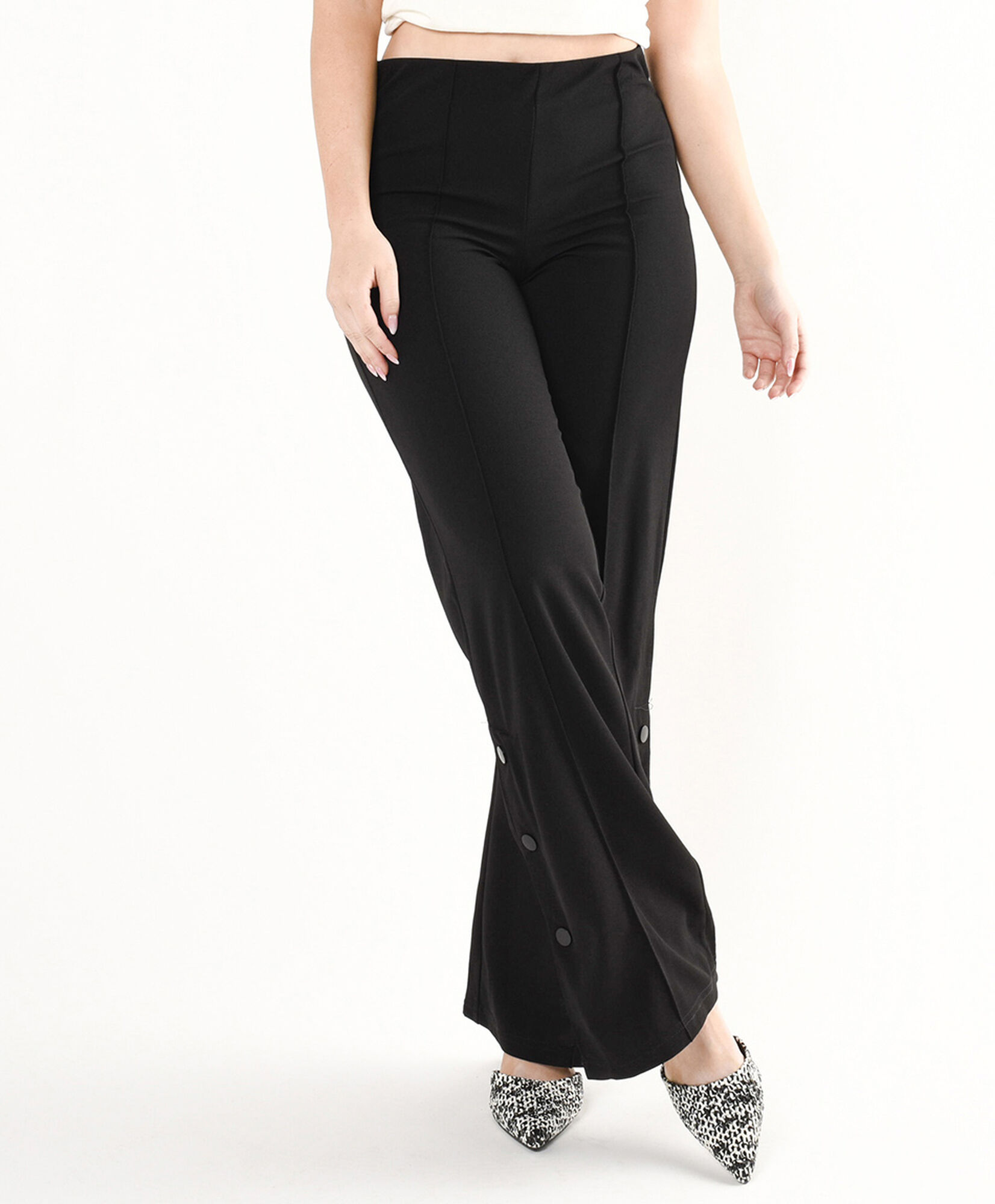 Pantalón mujer botones en basta wide Pantalón mujer botones en basta wide