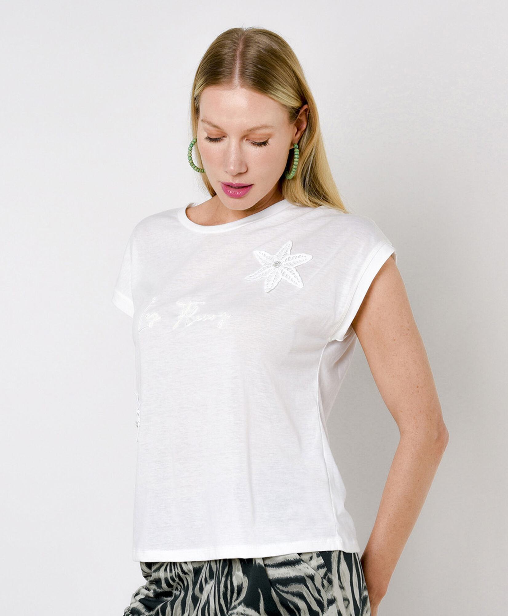 Polera mujer flor bordada Polera mujer flor bordada