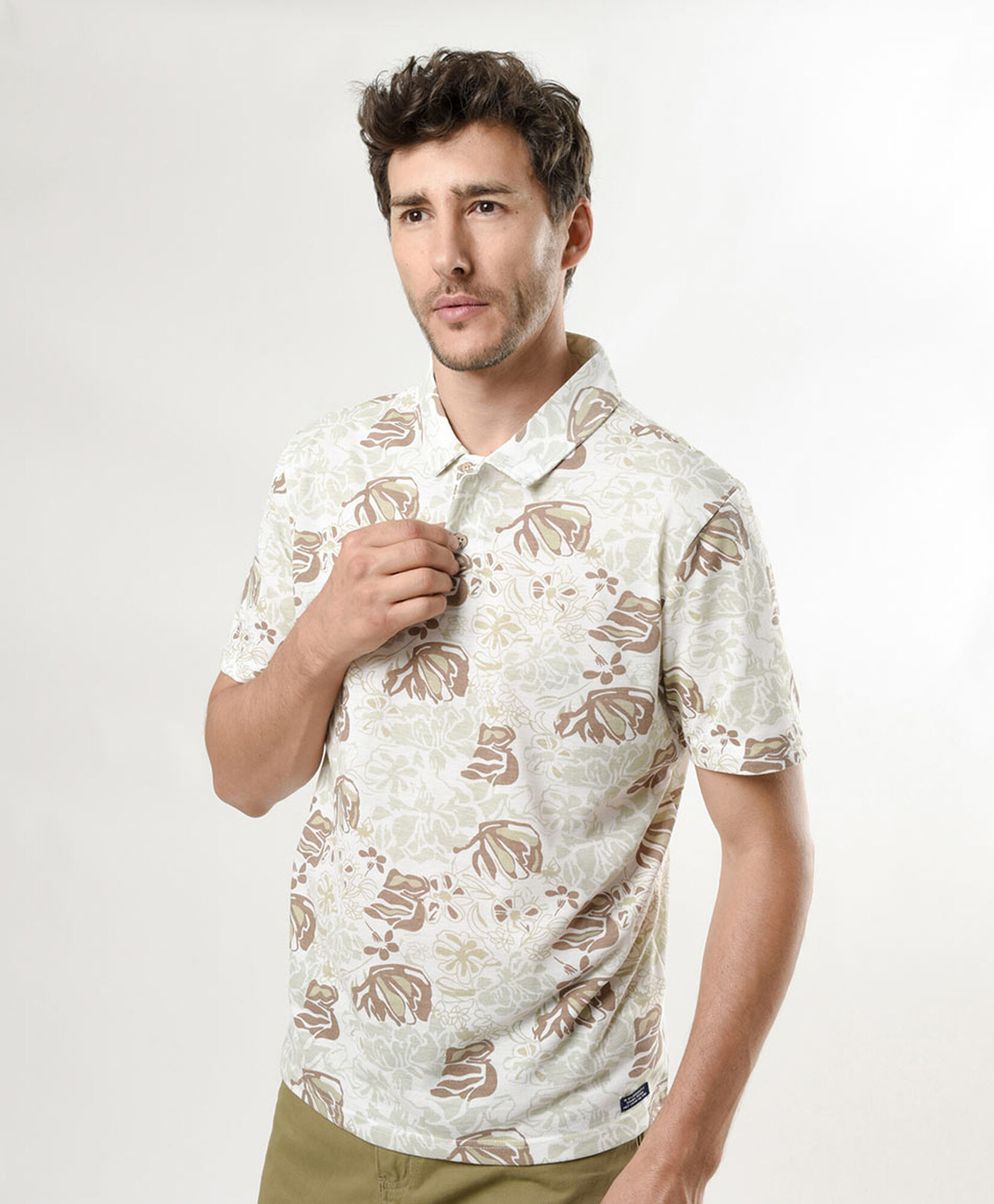Polera hombre floral texturizada cuello piqué Polera hombre floral texturizada cuello piqué