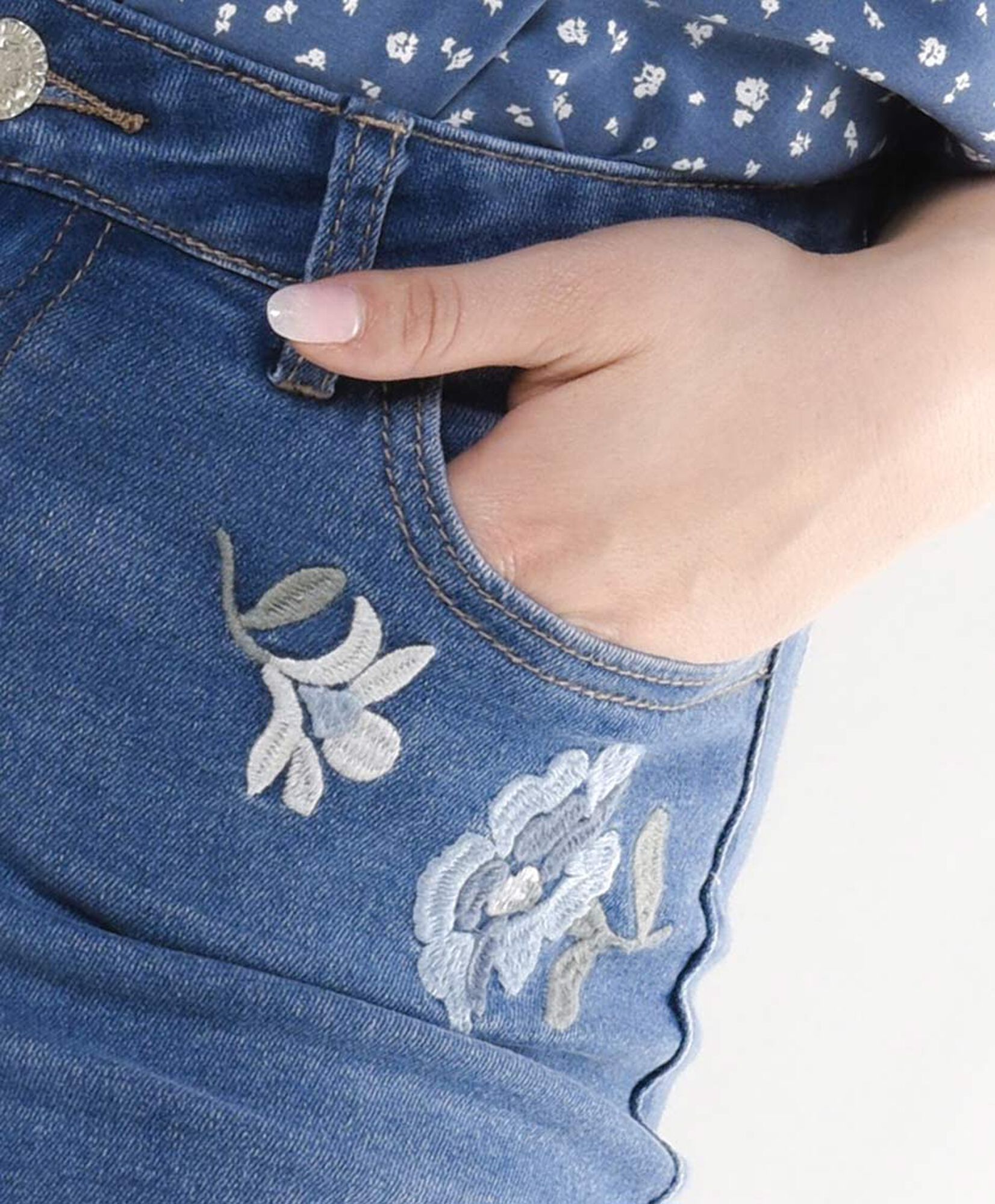 Jeans mujer flores bordadas flare Jeans mujer flores bordadas flare