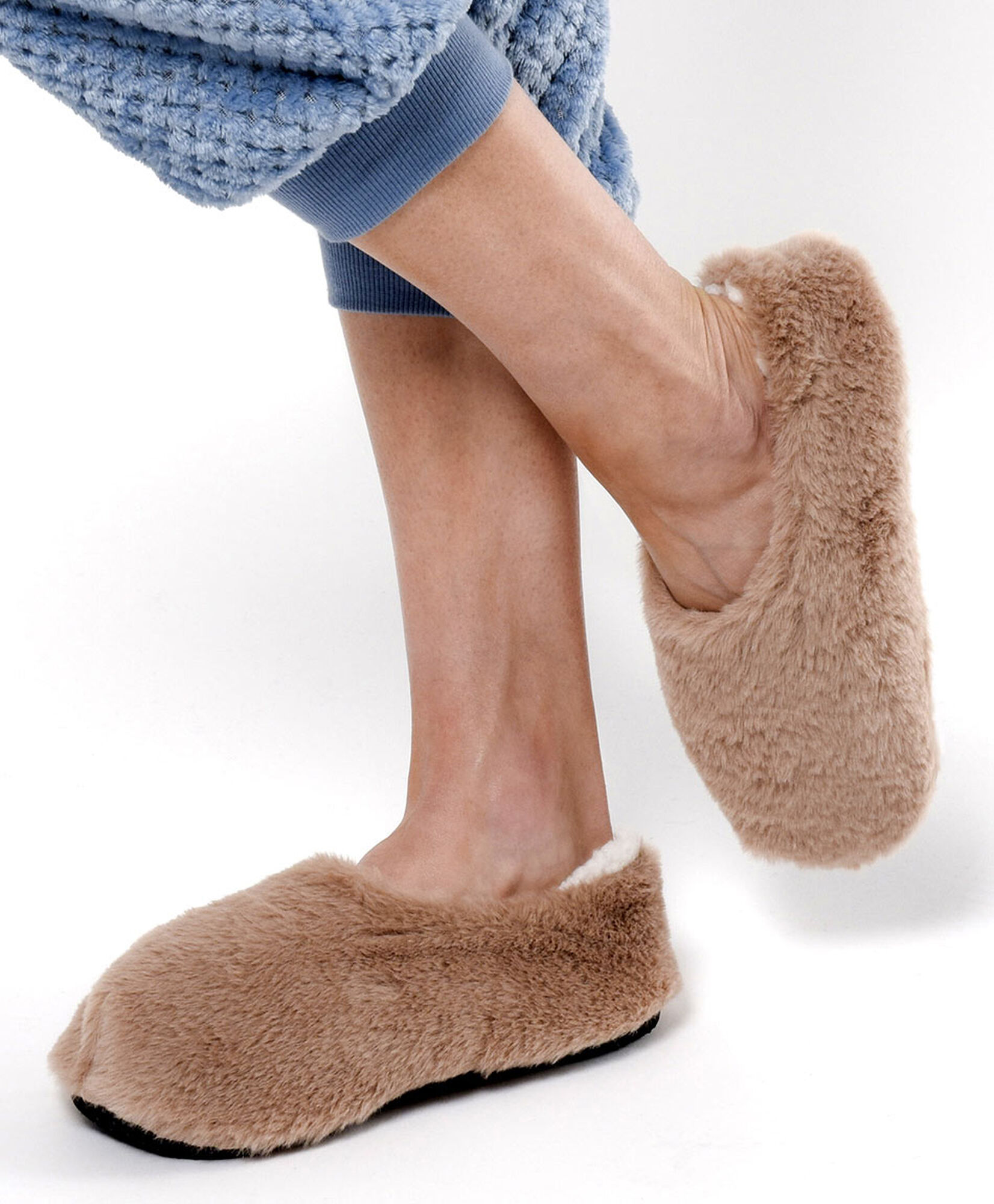 Pantufla mujer pelitos café Pantufla mujer pelitos café