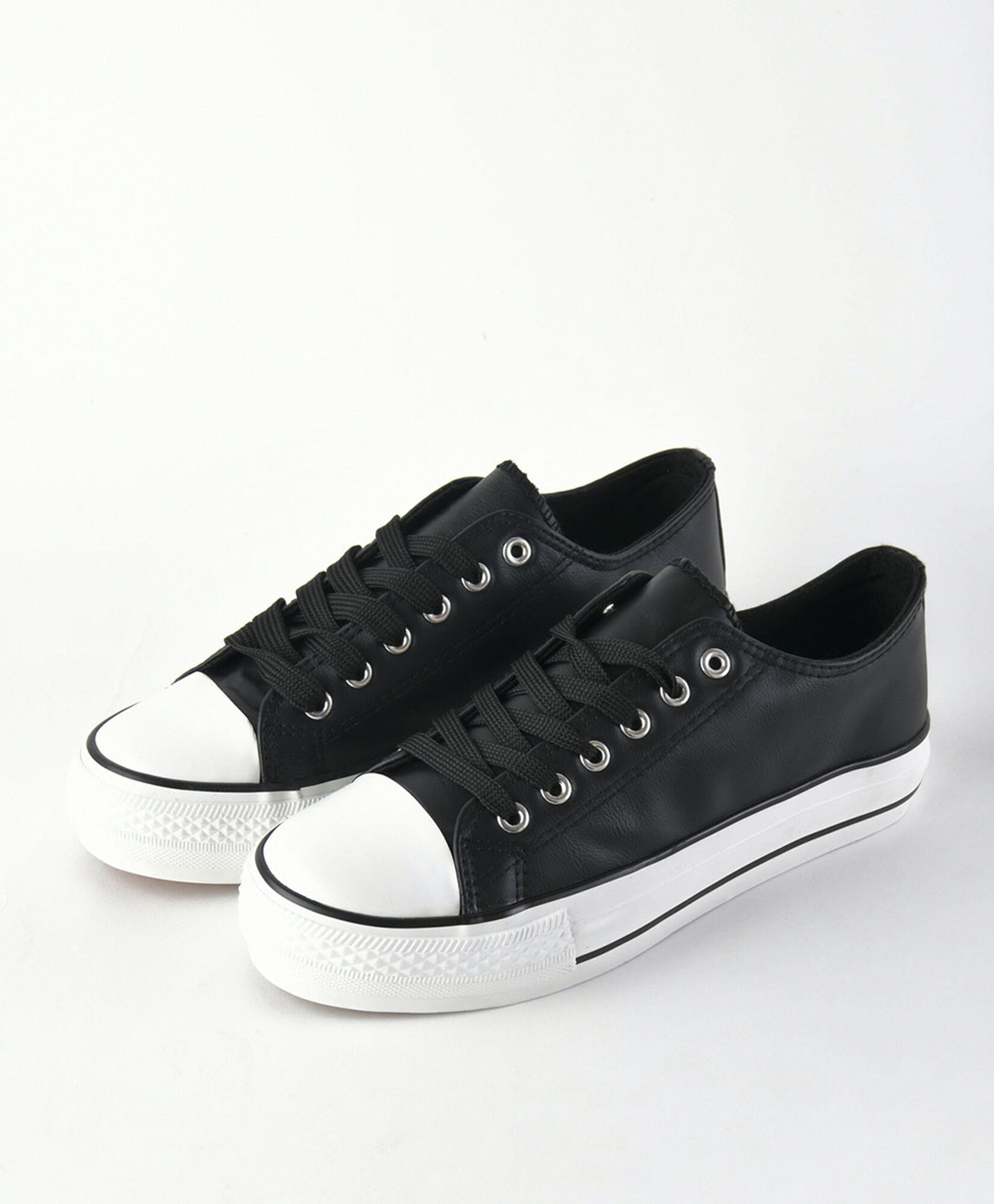 Zapatilla mujer negra estilo cuerina Zapatilla mujer negra estilo cuerina
