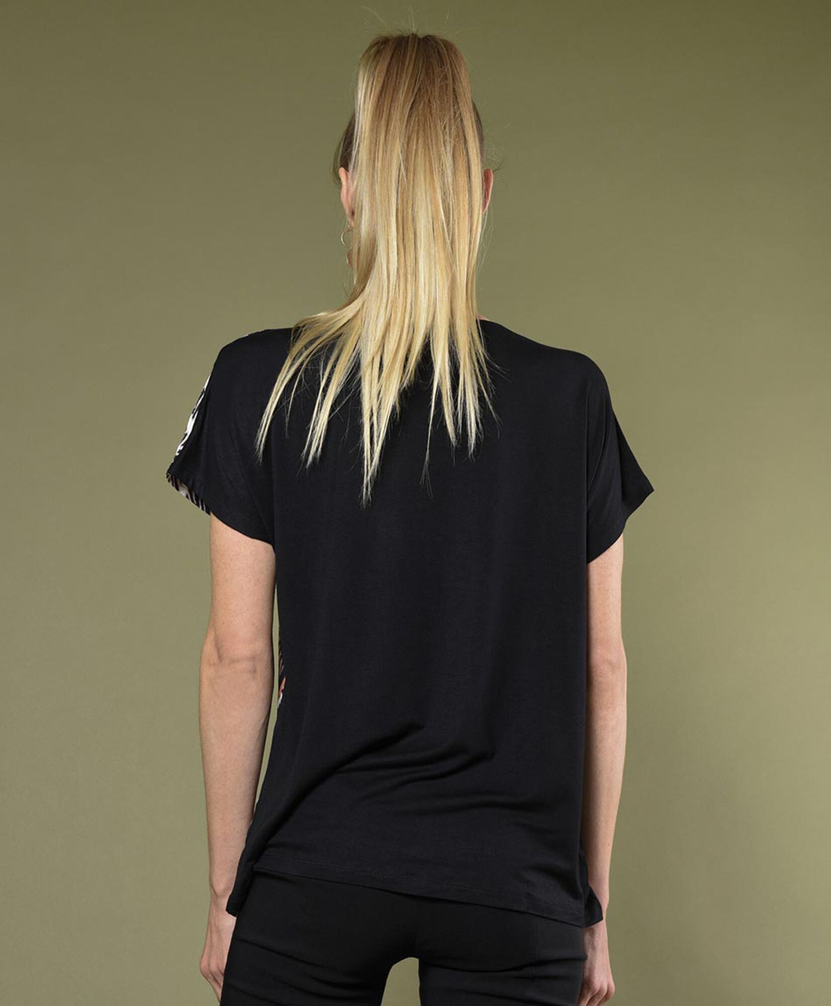 Polera oversize manga corta cuello en v Polera oversize manga corta cuello en v