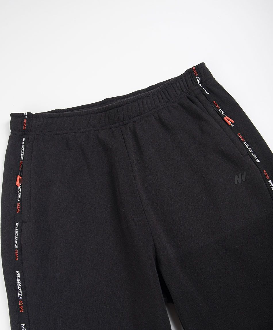 Pantal&oacute;n deportivo hombre l&iacute;neas texto