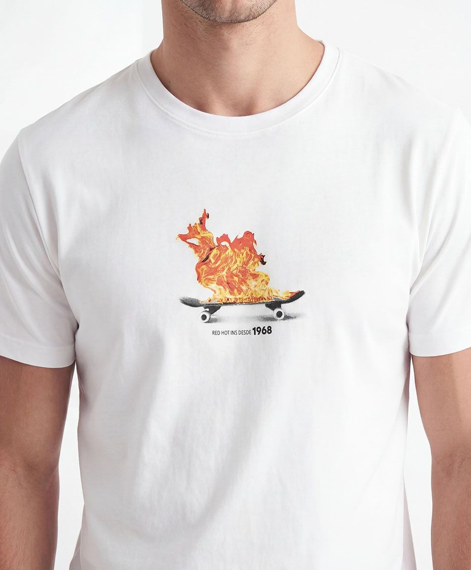 Polera hombre patineta en llamas