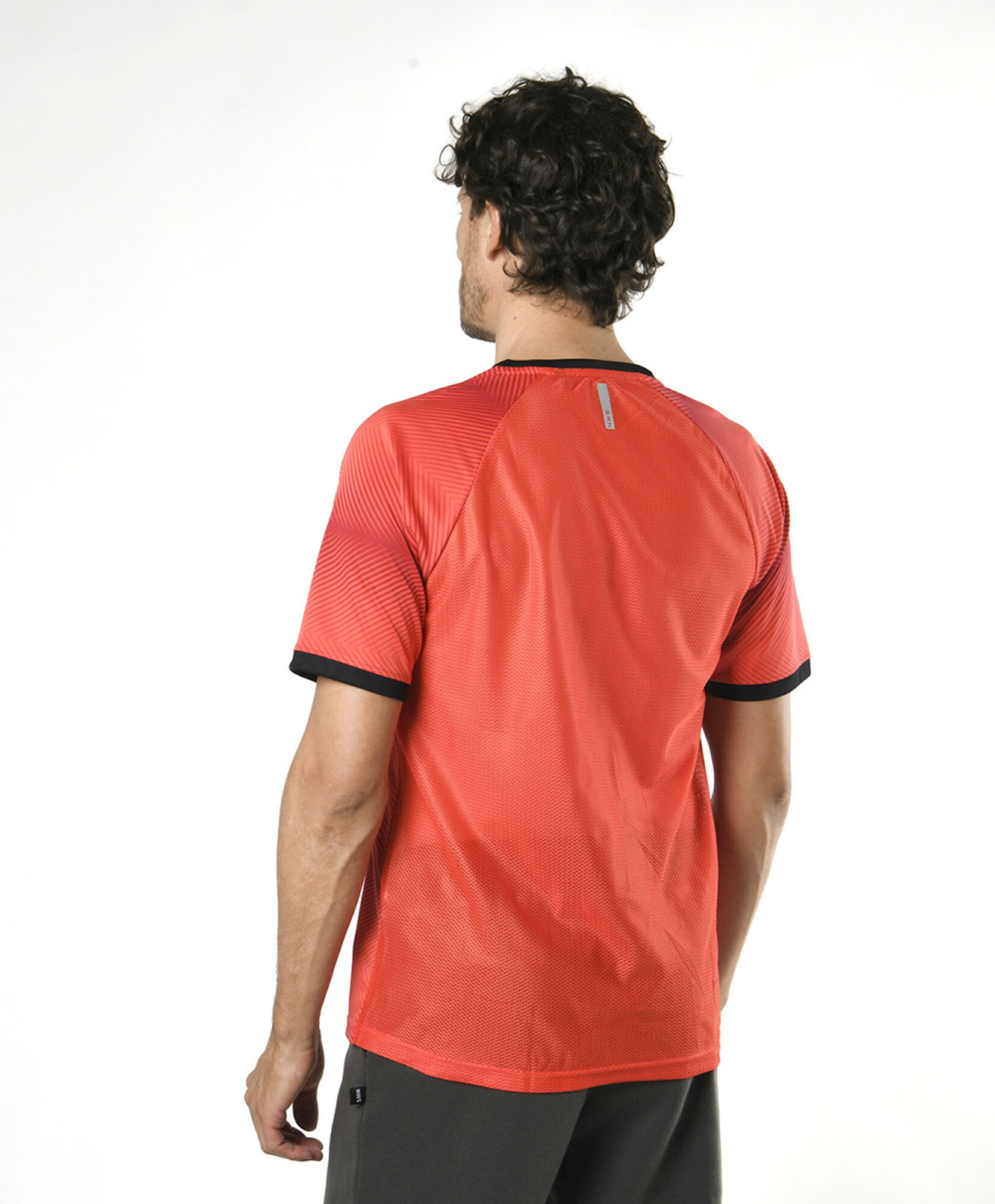 Polera deportiva hombre estampado lateral Polera deportiva hombre estampado lateral