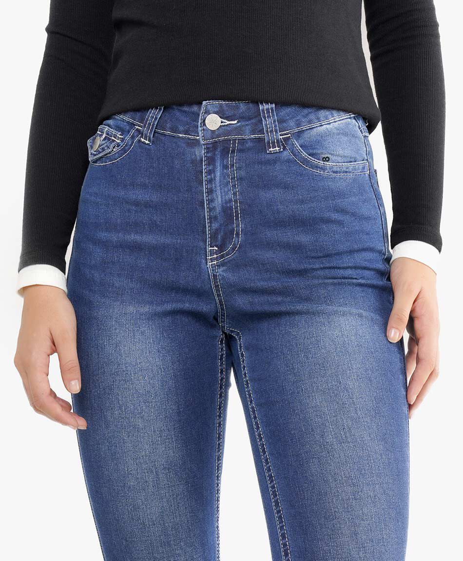 Jeans mujer flare bordado bolsillo