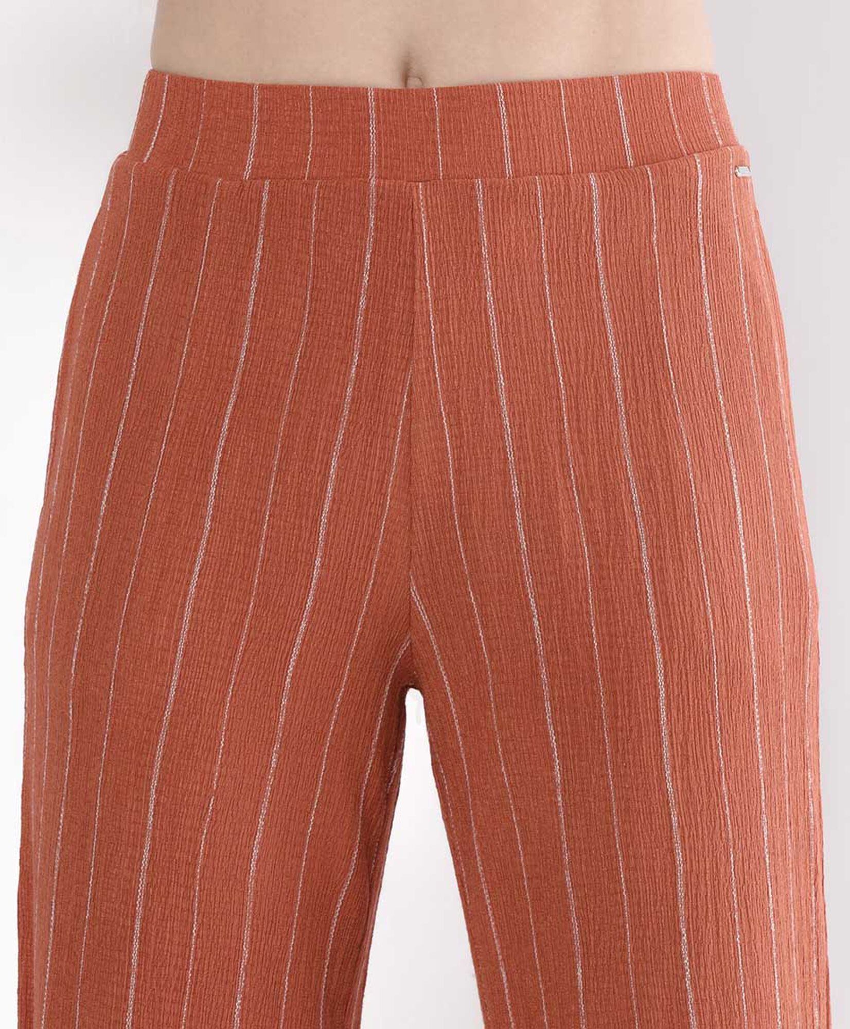 Pantalón mujer texturizado líneas Pantalón mujer texturizado líneas
