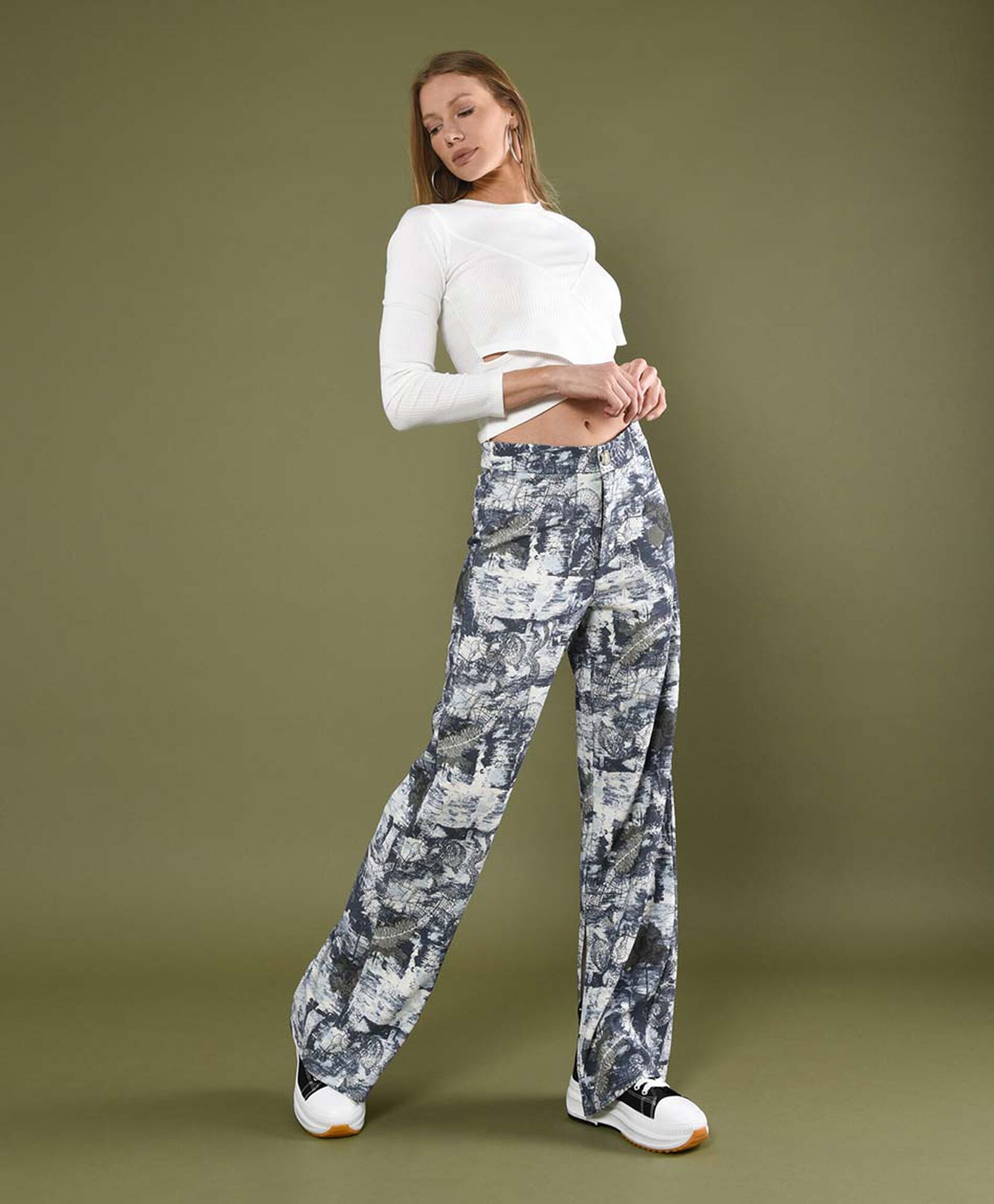 Pantalón mujer tiro alto flare estampado Pantalón mujer tiro alto flare estampado