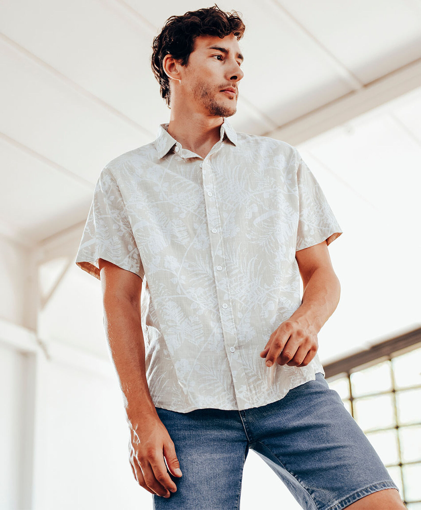 Camisa hombre hojas beige Camisa hombre hojas beige