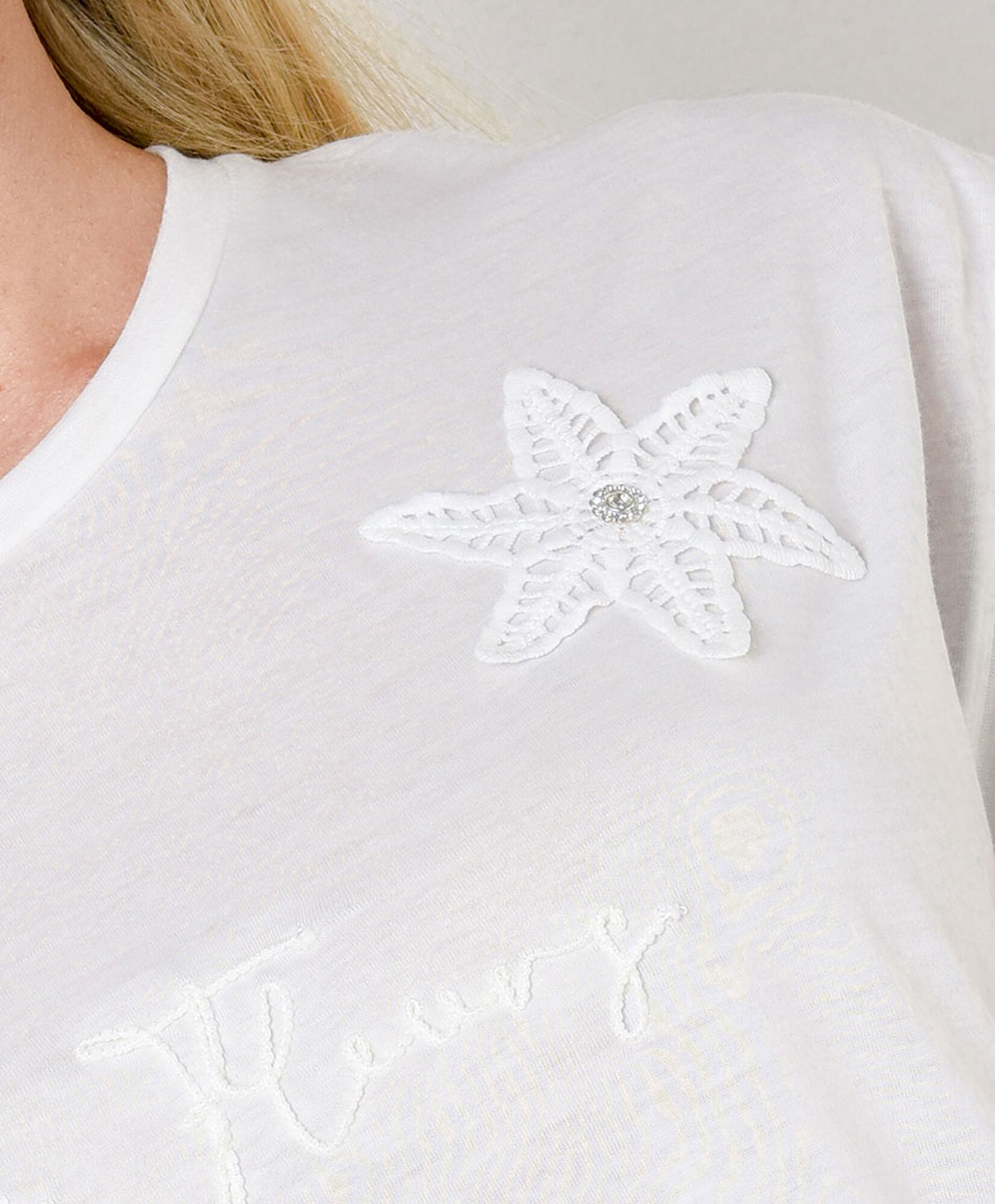 Polera mujer flor bordada Polera mujer flor bordada