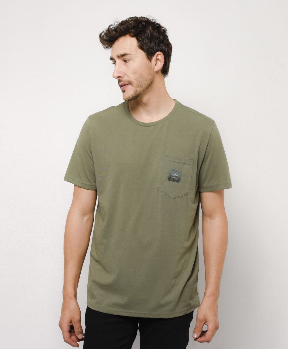 Polera hombre bolsillo parche