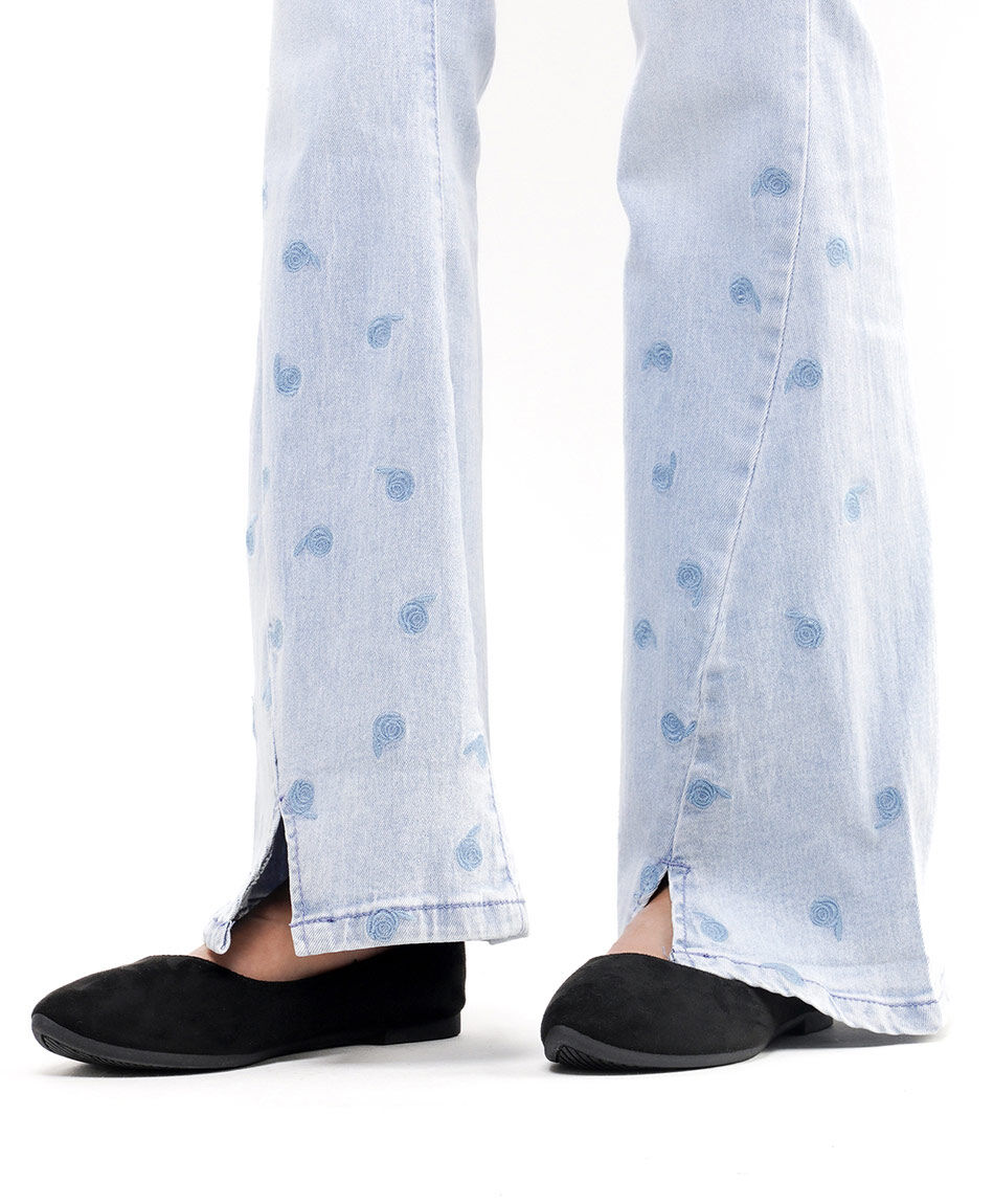 Jeans mujer basta dise&ntilde;o bordado flare