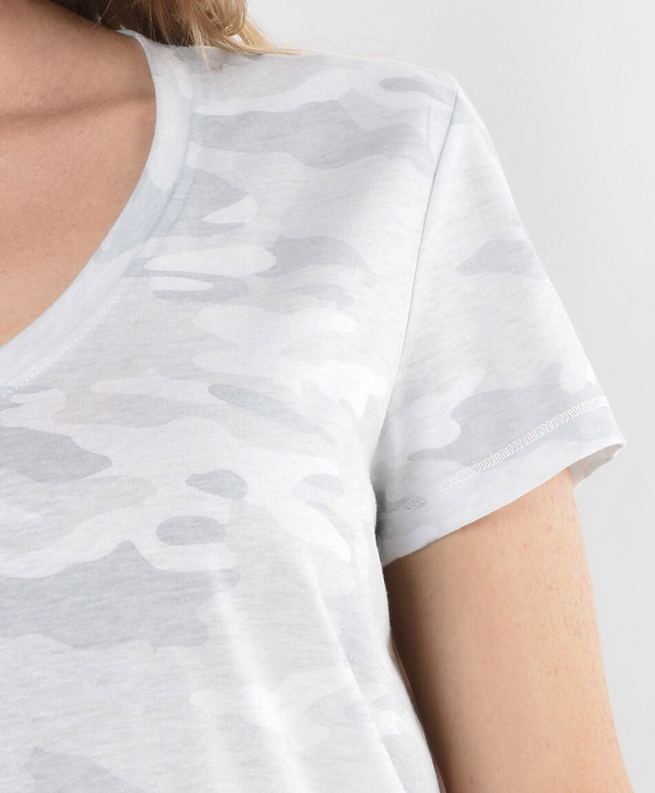 Polera mujer estampado camuflaje gris