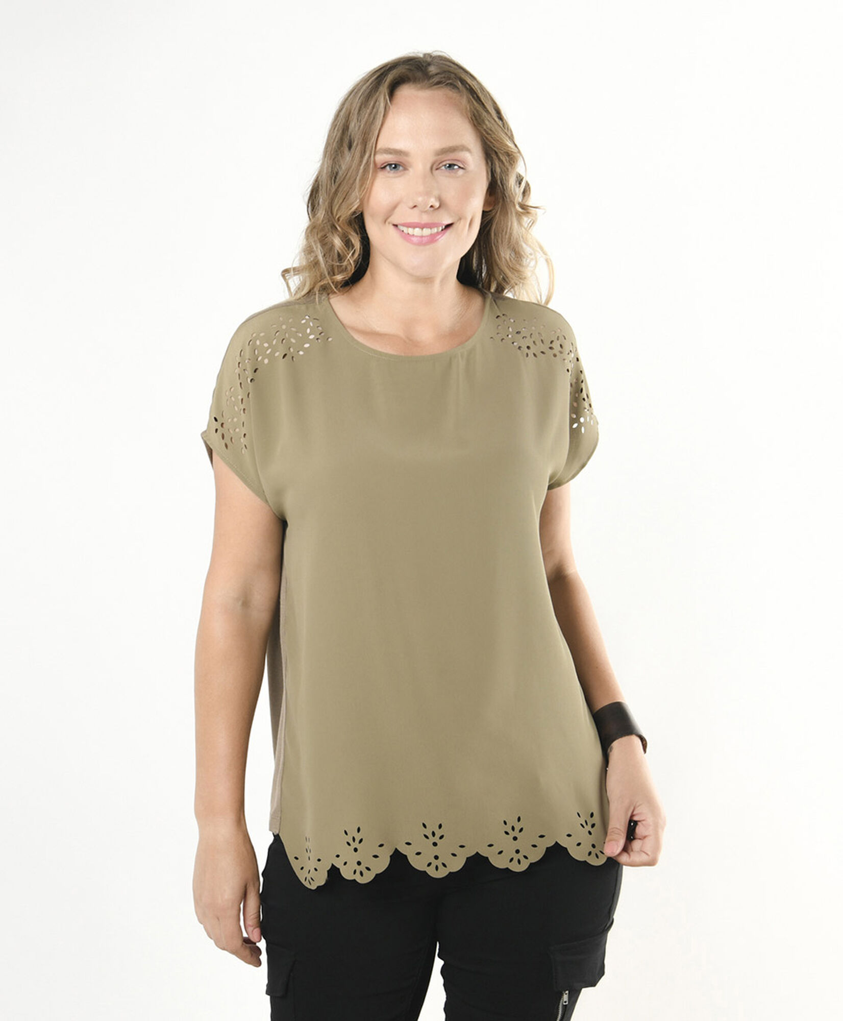 Polera mujer diseño perforado larga Polera mujer diseño perforado larga