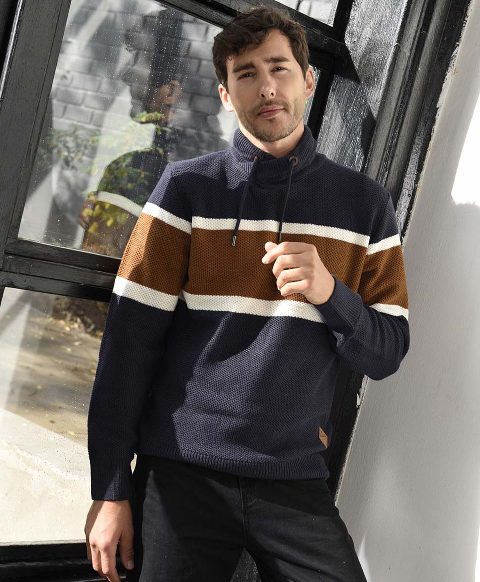 Sweater hombre tricolor cuello cruzado Sweater hombre tricolor cuello cruzado