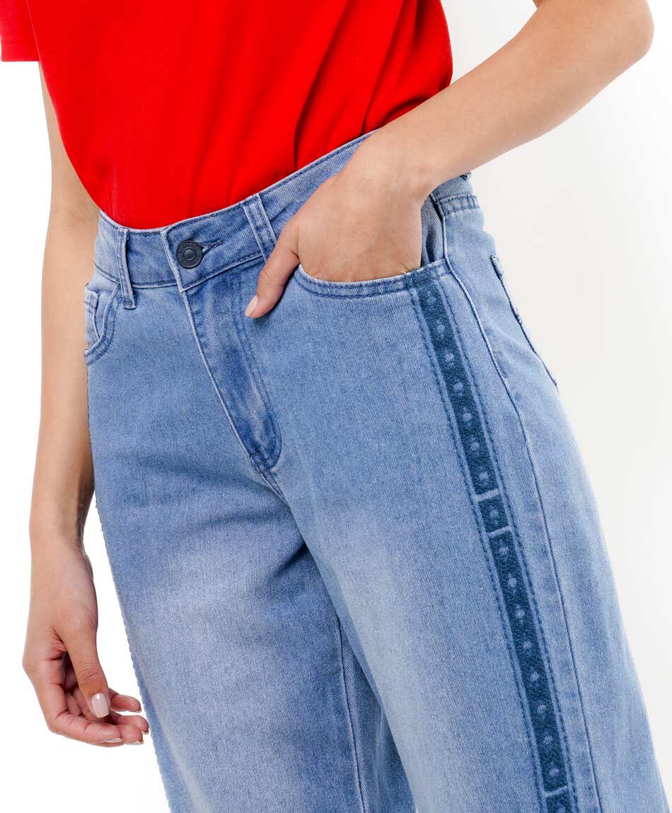 Jeans mujer l&iacute;neas bordadas
