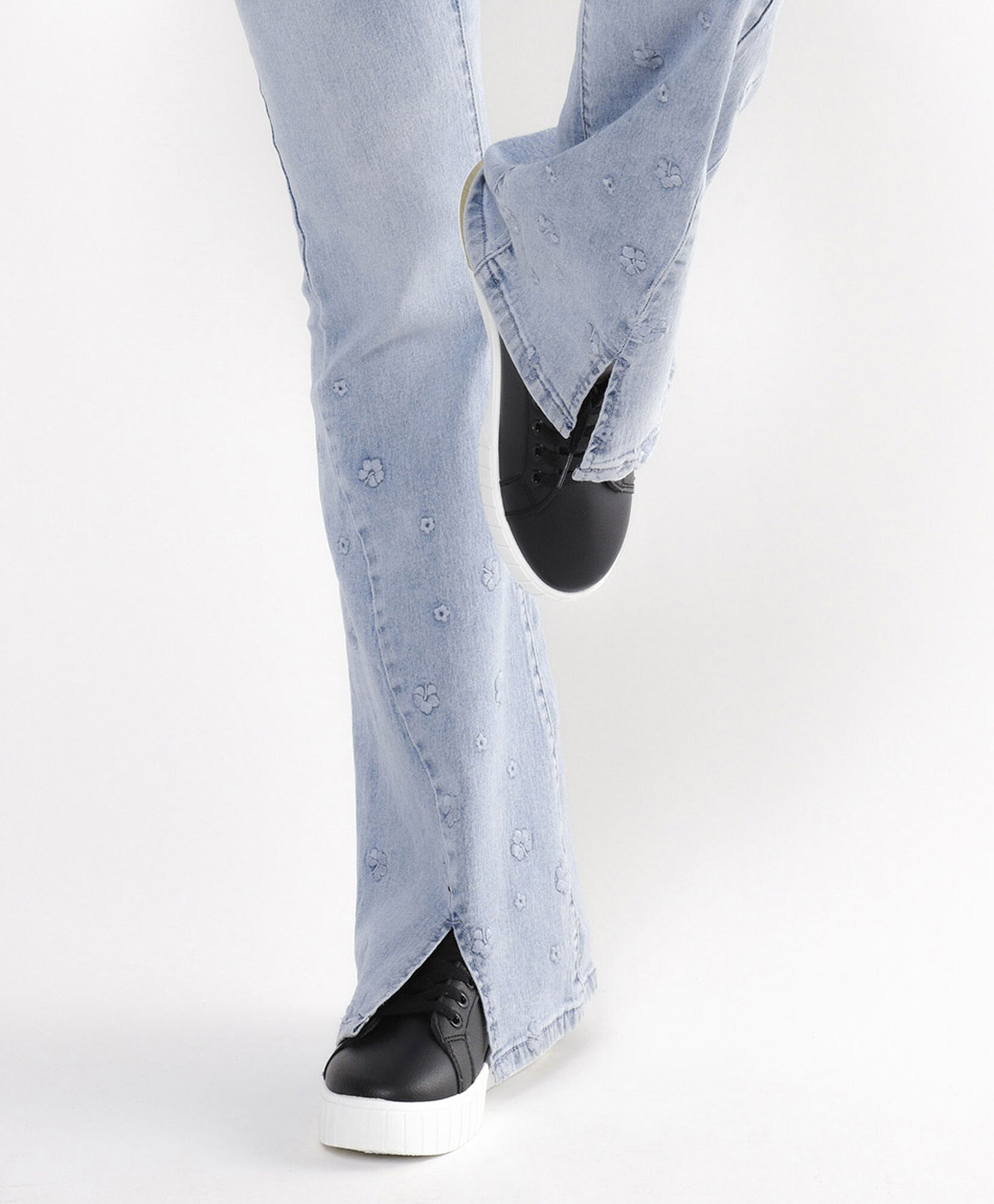 Jeans mujer basta abierta bordada Jeans mujer basta abierta bordada