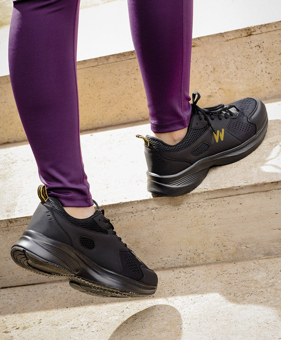 Zapatilla deportiva mujer negra