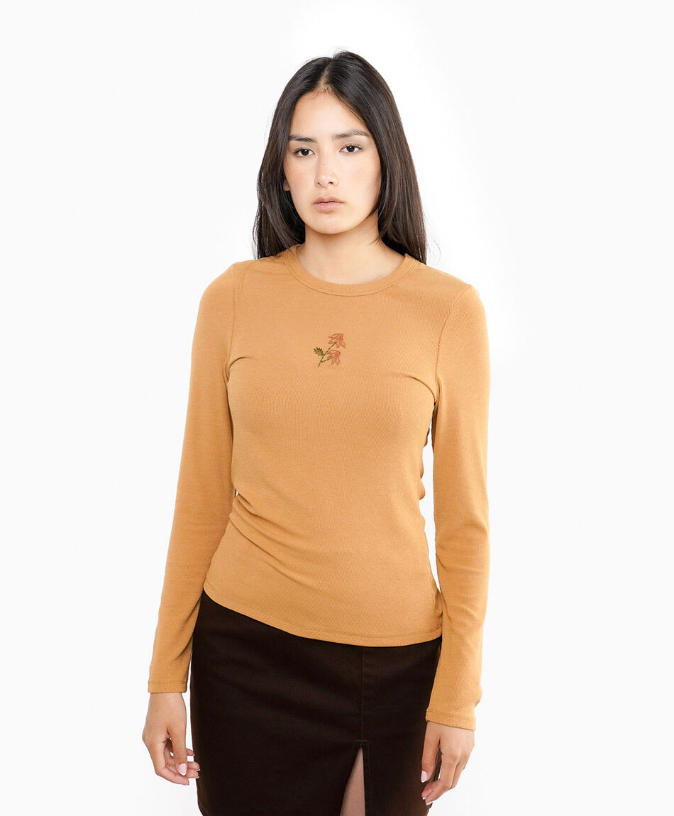 Polera mujer b&aacute;sica estampado floral